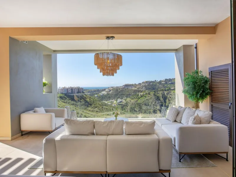 A spectacular one-of-a-kind luxury penthouse in the Olivos phase of Real de la Quinta, a brand new gated community situated hill-top in La Quinta golf. This property oozes style and sophistication with open sea, Gibraltar, Africa and mountain views whilst