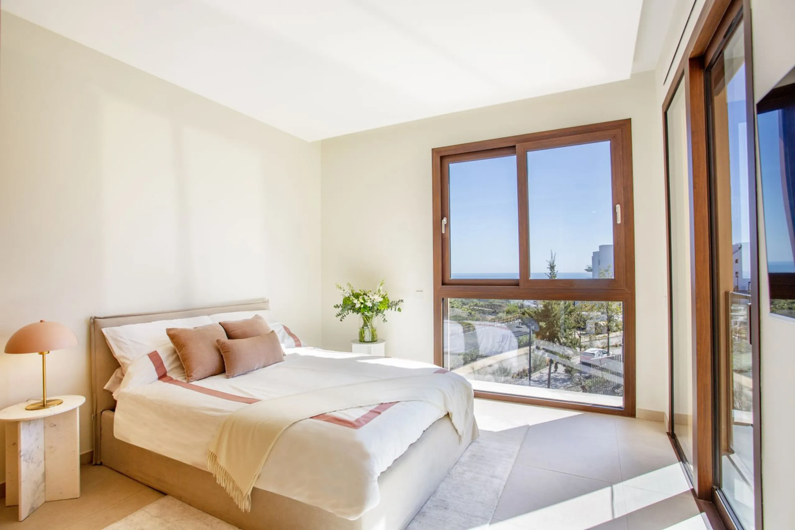 A spectacular one-of-a-kind luxury penthouse in the Olivos phase of Real de la Quinta, a brand new gated community situated hill-top in La Quinta golf. This property oozes style and sophistication with open sea, Gibraltar, Africa and mountain views whilst