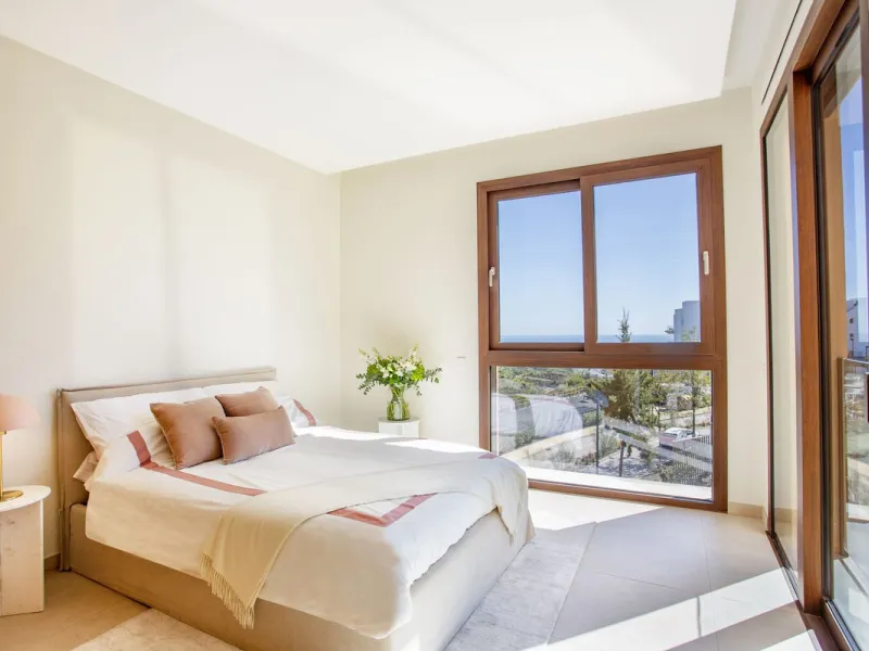 A spectacular one-of-a-kind luxury penthouse in the Olivos phase of Real de la Quinta, a brand new gated community situated hill-top in La Quinta golf. This property oozes style and sophistication with open sea, Gibraltar, Africa and mountain views whilst