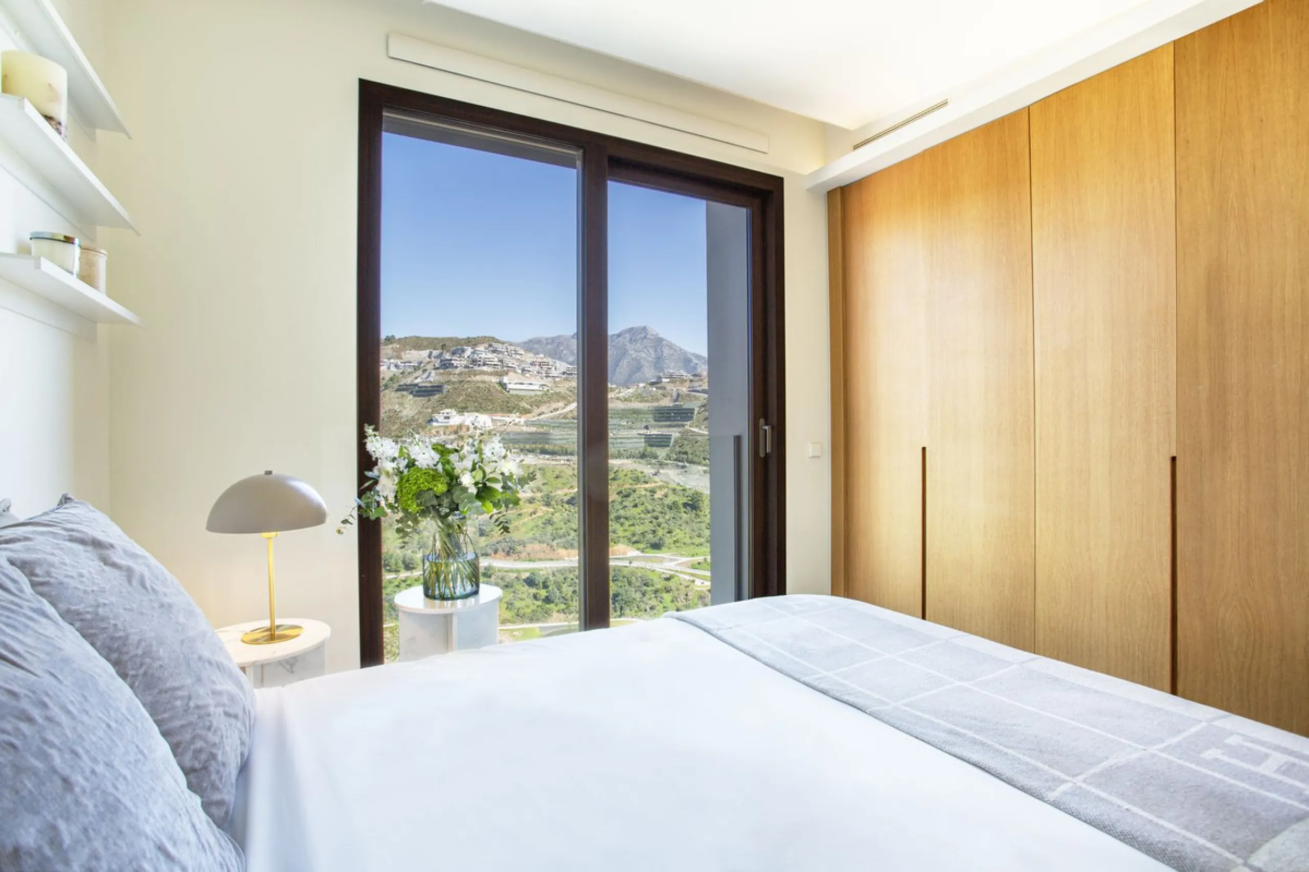 A spectacular one-of-a-kind luxury penthouse in the Olivos phase of Real de la Quinta, a brand new gated community situated hill-top in La Quinta golf. This property oozes style and sophistication with open sea, Gibraltar, Africa and mountain views whilst