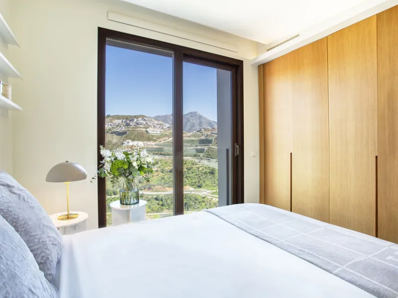 A spectacular one-of-a-kind luxury penthouse in the Olivos phase of Real de la Quinta, a brand new gated community situated hill-top in La Quinta golf. This property oozes style and sophistication with open sea, Gibraltar, Africa and mountain views whilst