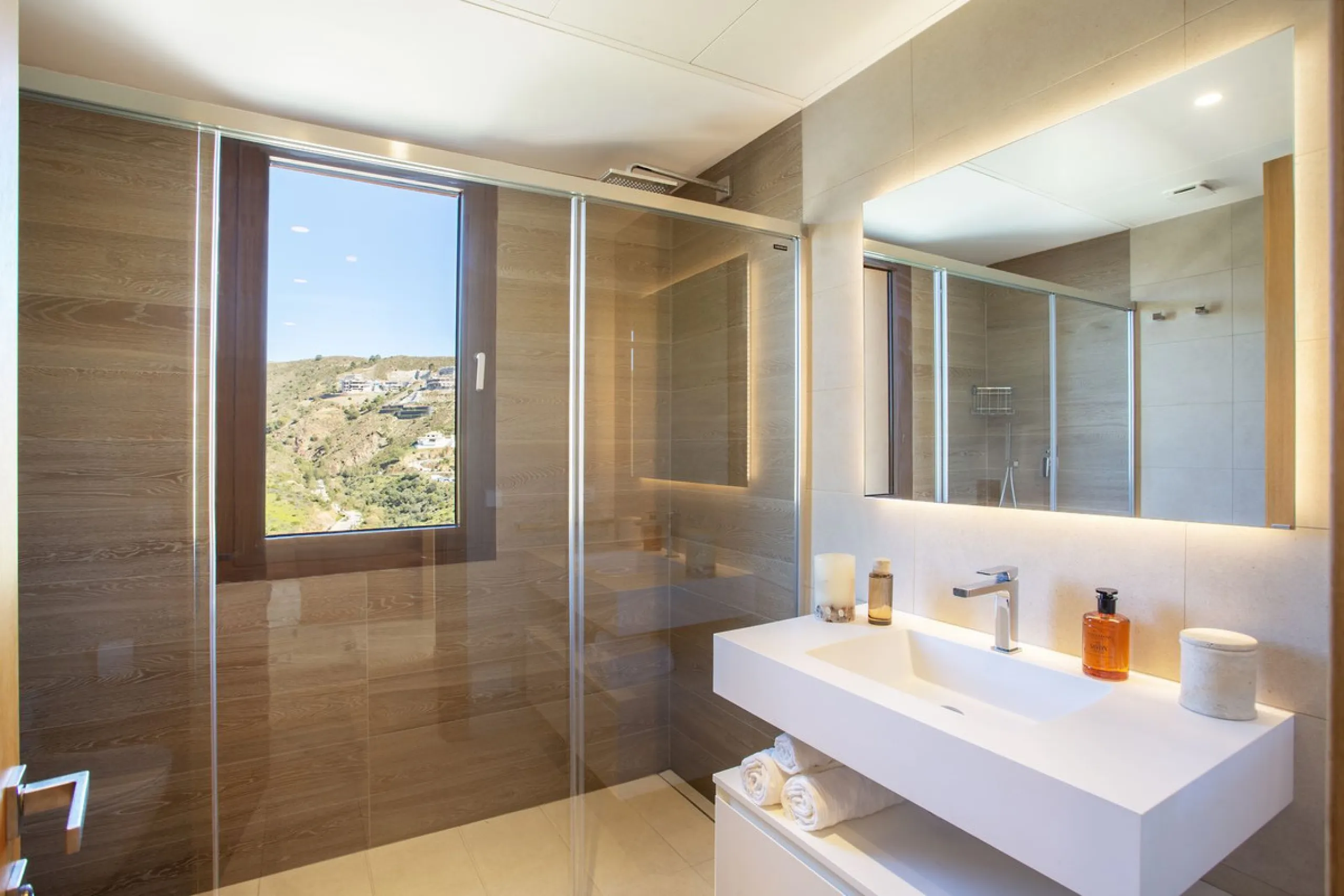 A spectacular one-of-a-kind luxury penthouse in the Olivos phase of Real de la Quinta, a brand new gated community situated hill-top in La Quinta golf. This property oozes style and sophistication with open sea, Gibraltar, Africa and mountain views whilst
