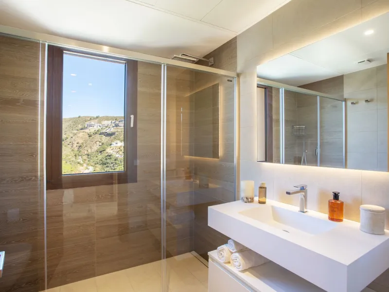 A spectacular one-of-a-kind luxury penthouse in the Olivos phase of Real de la Quinta, a brand new gated community situated hill-top in La Quinta golf. This property oozes style and sophistication with open sea, Gibraltar, Africa and mountain views whilst
