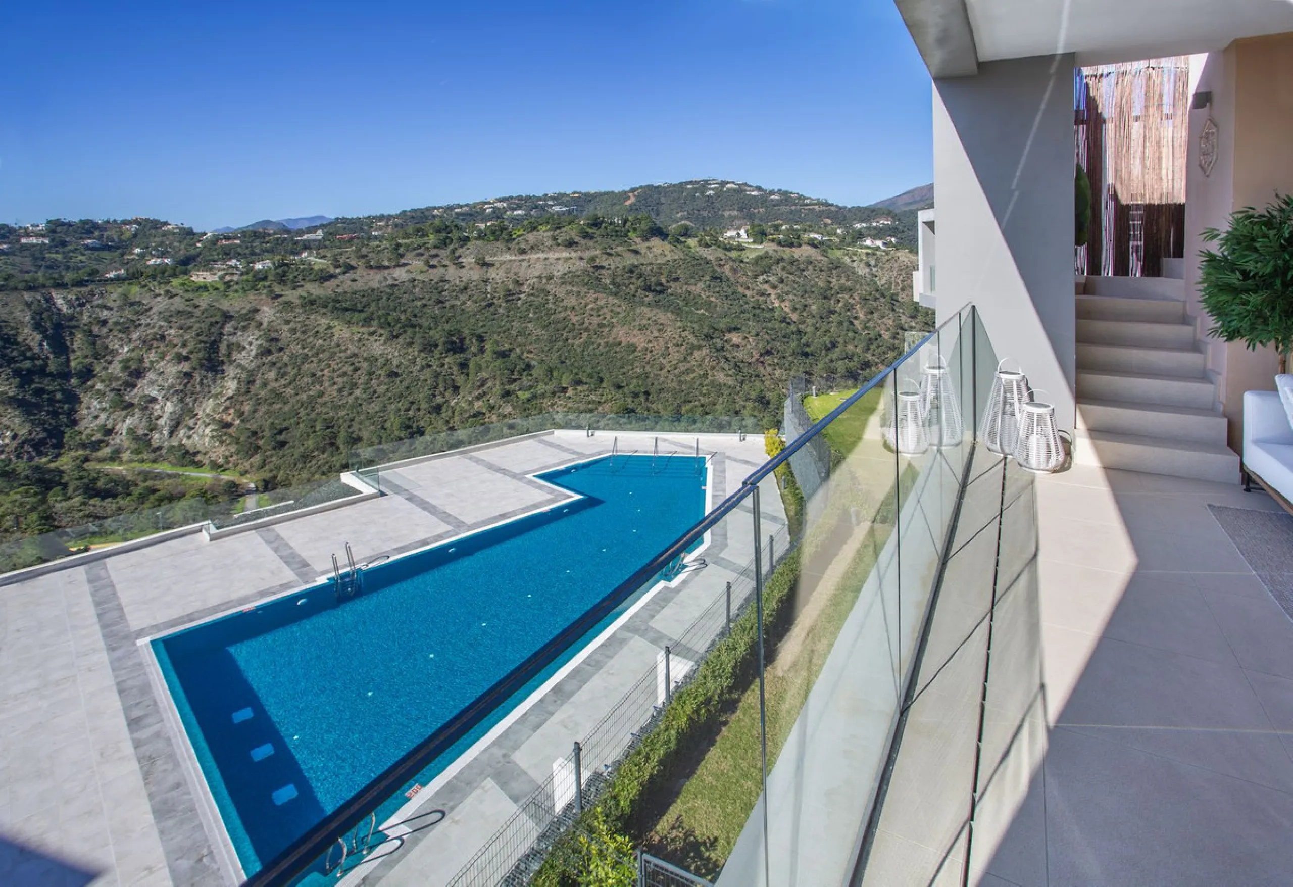 A spectacular one-of-a-kind luxury penthouse in the Olivos phase of Real de la Quinta, a brand new gated community situated hill-top in La Quinta golf. This property oozes style and sophistication with open sea, Gibraltar, Africa and mountain views whilst