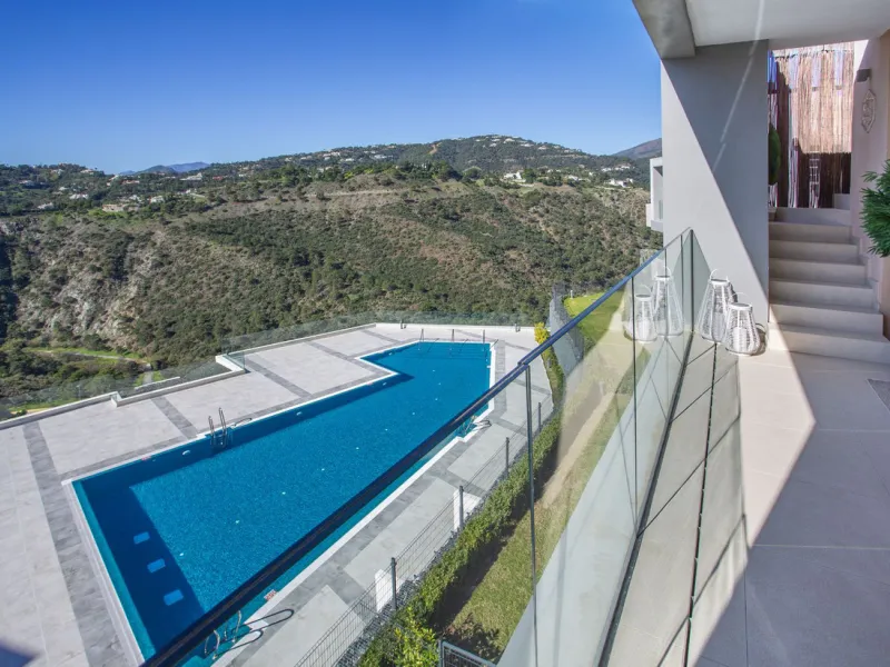 A spectacular one-of-a-kind luxury penthouse in the Olivos phase of Real de la Quinta, a brand new gated community situated hill-top in La Quinta golf. This property oozes style and sophistication with open sea, Gibraltar, Africa and mountain views whilst