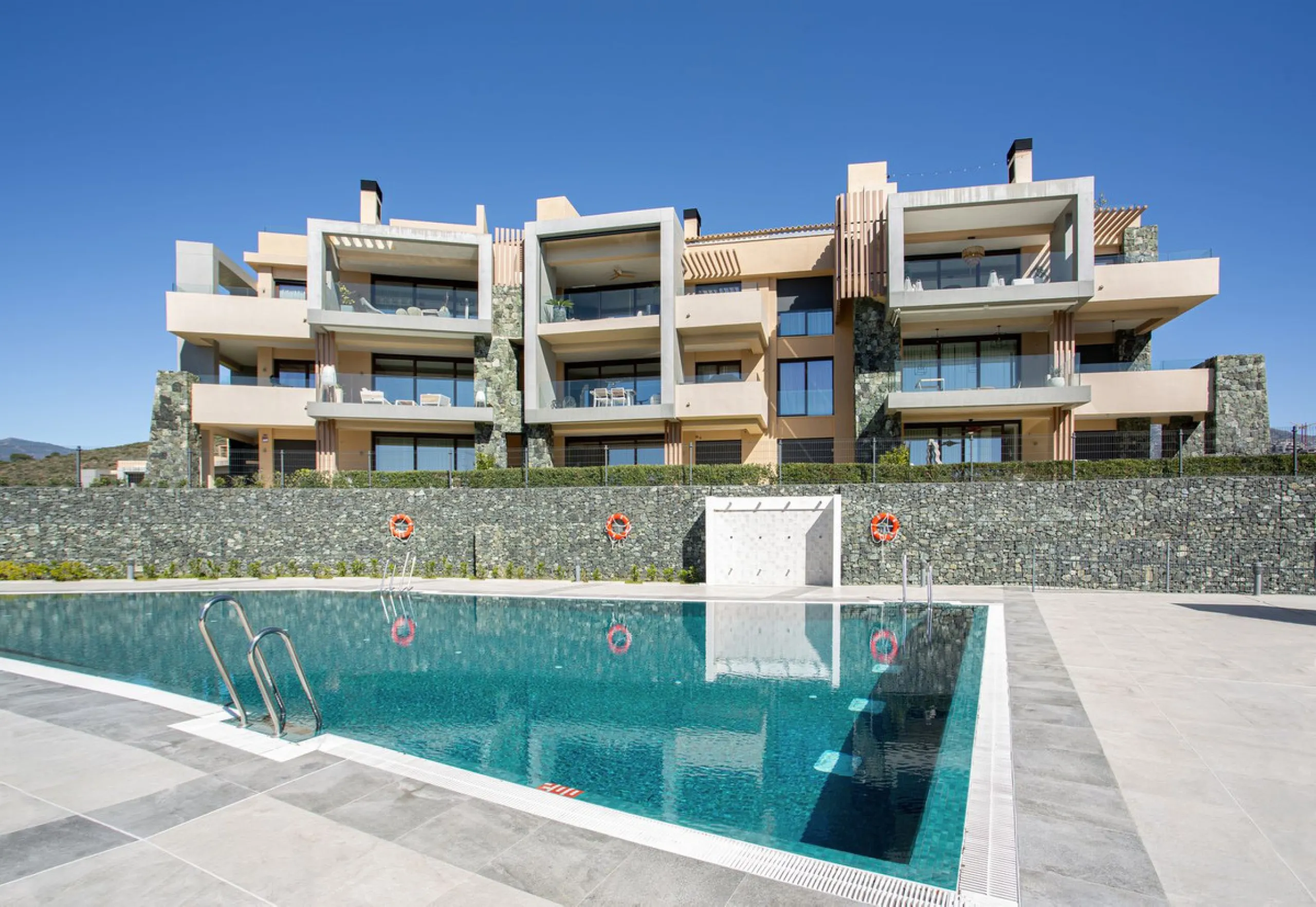 A spectacular one-of-a-kind luxury penthouse in the Olivos phase of Real de la Quinta, a brand new gated community situated hill-top in La Quinta golf. This property oozes style and sophistication with open sea, Gibraltar, Africa and mountain views whilst