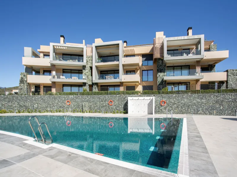 A spectacular one-of-a-kind luxury penthouse in the Olivos phase of Real de la Quinta, a brand new gated community situated hill-top in La Quinta golf. This property oozes style and sophistication with open sea, Gibraltar, Africa and mountain views whilst