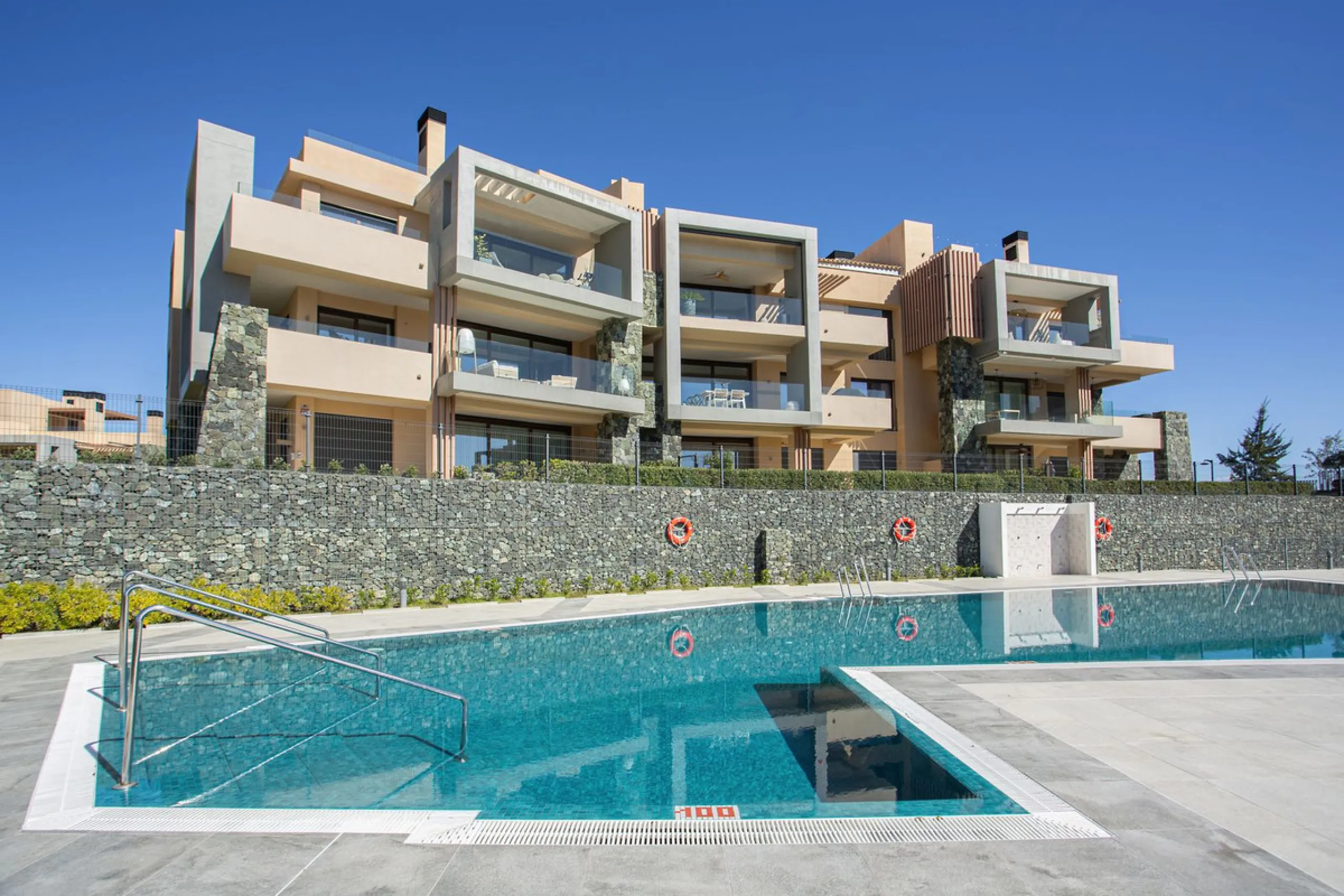 A spectacular one-of-a-kind luxury penthouse in the Olivos phase of Real de la Quinta, a brand new gated community situated hill-top in La Quinta golf. This property oozes style and sophistication with open sea, Gibraltar, Africa and mountain views whilst