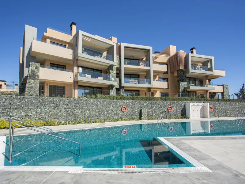 A spectacular one-of-a-kind luxury penthouse in the Olivos phase of Real de la Quinta, a brand new gated community situated hill-top in La Quinta golf. This property oozes style and sophistication with open sea, Gibraltar, Africa and mountain views whilst