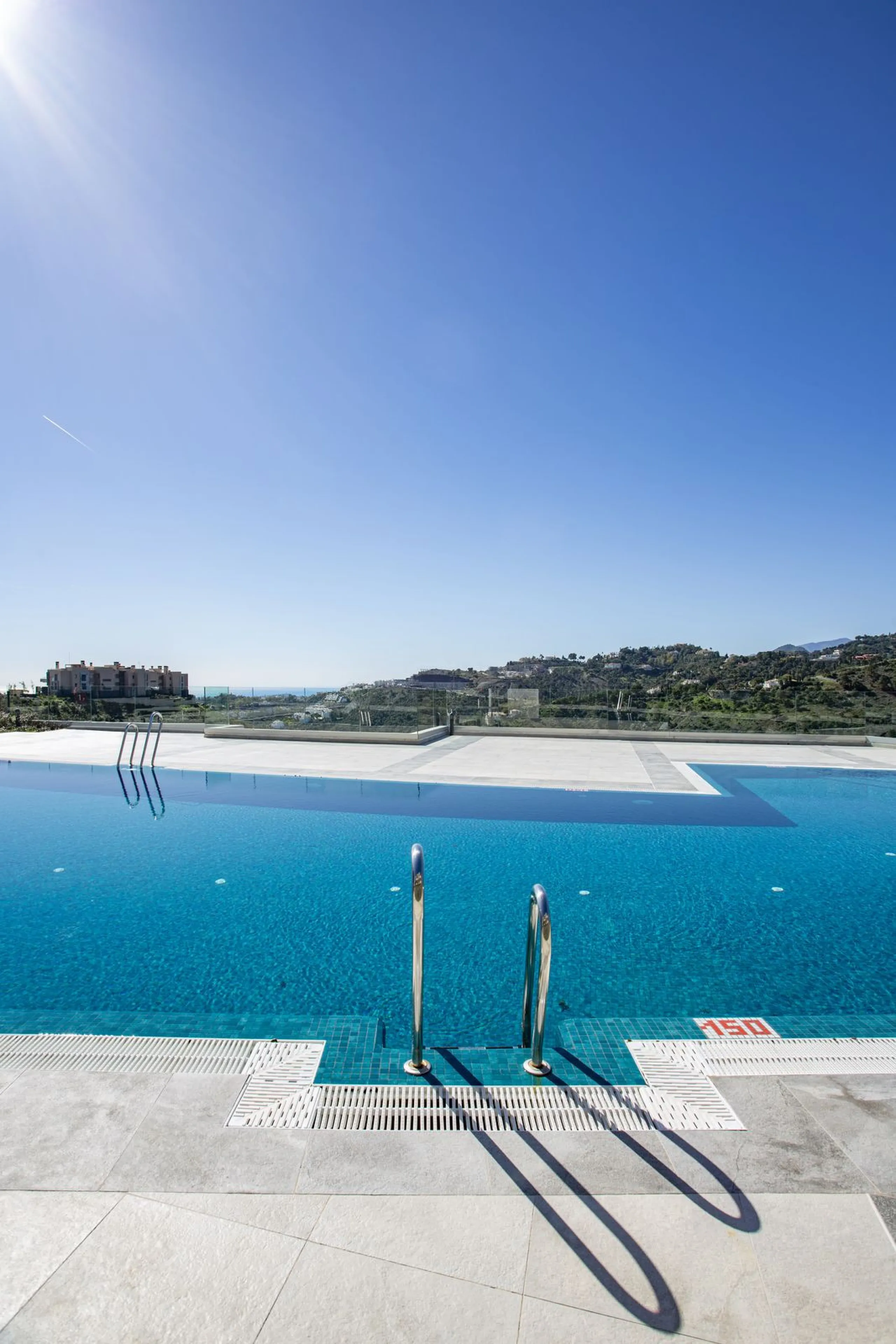 A spectacular one-of-a-kind luxury penthouse in the Olivos phase of Real de la Quinta, a brand new gated community situated hill-top in La Quinta golf. This property oozes style and sophistication with open sea, Gibraltar, Africa and mountain views whilst