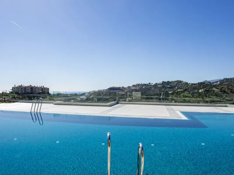 A spectacular one-of-a-kind luxury penthouse in the Olivos phase of Real de la Quinta, a brand new gated community situated hill-top in La Quinta golf. This property oozes style and sophistication with open sea, Gibraltar, Africa and mountain views whilst