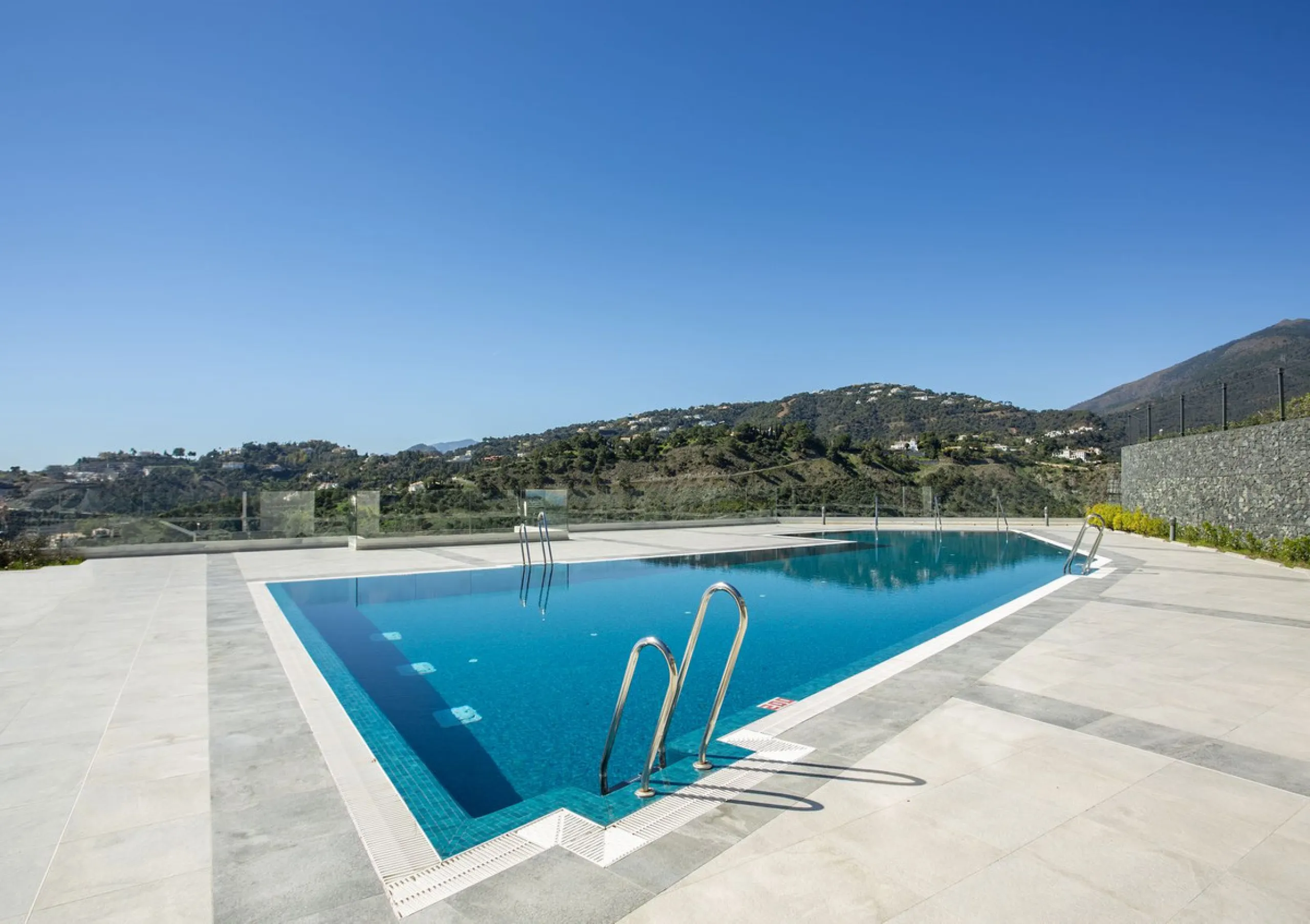 A spectacular one-of-a-kind luxury penthouse in the Olivos phase of Real de la Quinta, a brand new gated community situated hill-top in La Quinta golf. This property oozes style and sophistication with open sea, Gibraltar, Africa and mountain views whilst