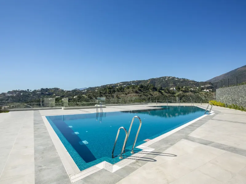 A spectacular one-of-a-kind luxury penthouse in the Olivos phase of Real de la Quinta, a brand new gated community situated hill-top in La Quinta golf. This property oozes style and sophistication with open sea, Gibraltar, Africa and mountain views whilst