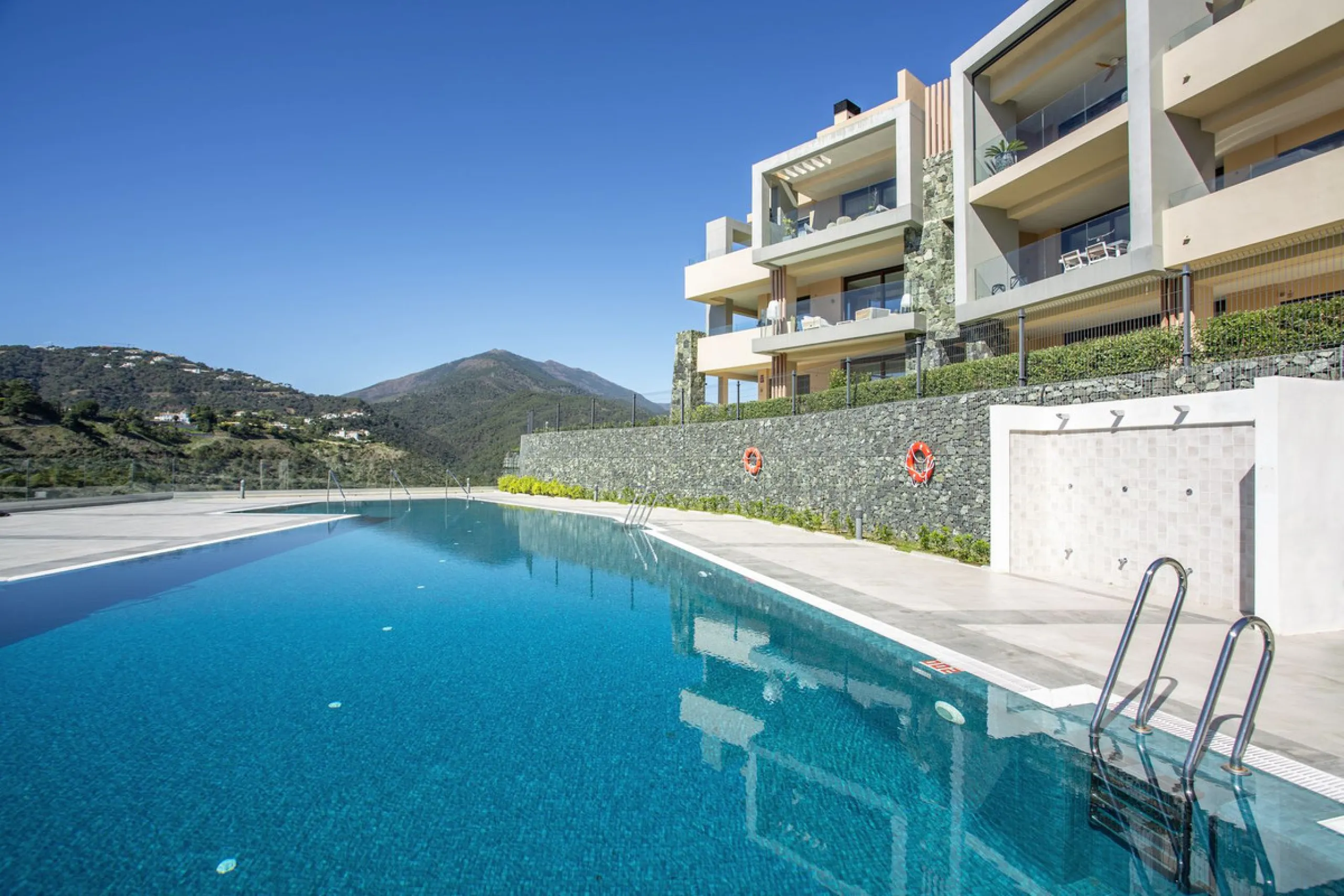 A spectacular one-of-a-kind luxury penthouse in the Olivos phase of Real de la Quinta, a brand new gated community situated hill-top in La Quinta golf. This property oozes style and sophistication with open sea, Gibraltar, Africa and mountain views whilst