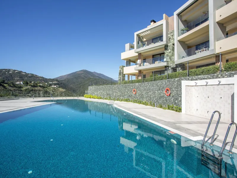 A spectacular one-of-a-kind luxury penthouse in the Olivos phase of Real de la Quinta, a brand new gated community situated hill-top in La Quinta golf. This property oozes style and sophistication with open sea, Gibraltar, Africa and mountain views whilst