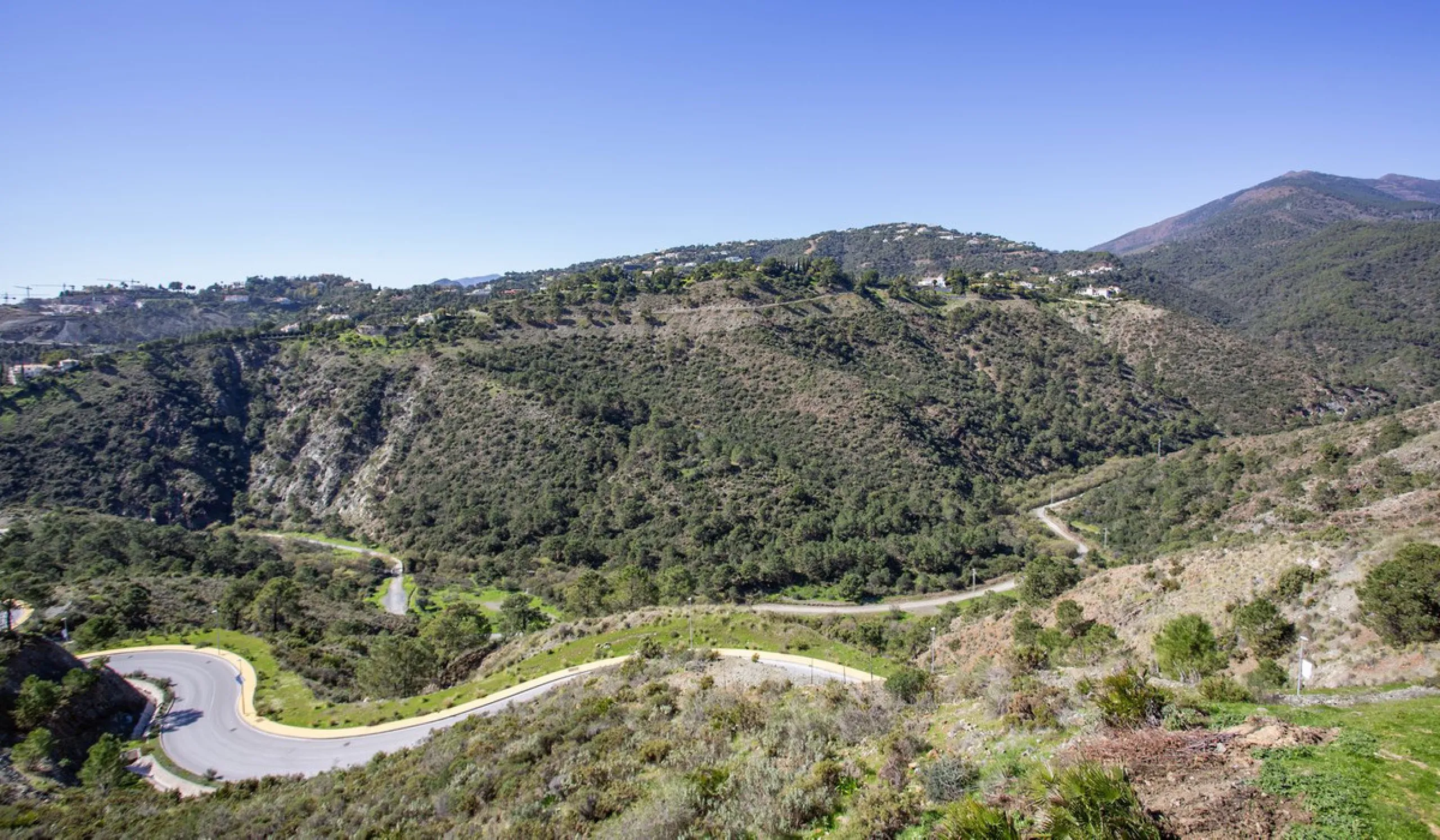 A spectacular one-of-a-kind luxury penthouse in the Olivos phase of Real de la Quinta, a brand new gated community situated hill-top in La Quinta golf. This property oozes style and sophistication with open sea, Gibraltar, Africa and mountain views whilst