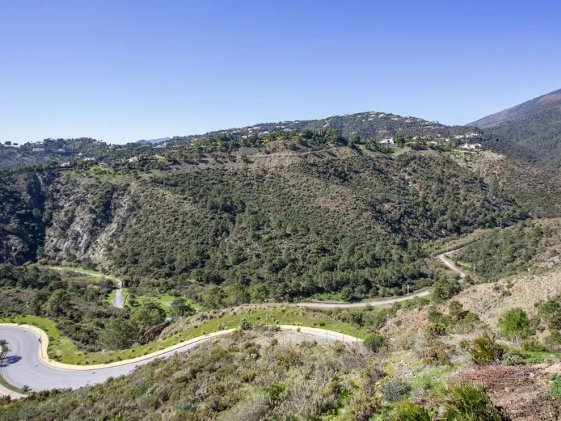 A spectacular one-of-a-kind luxury penthouse in the Olivos phase of Real de la Quinta, a brand new gated community situated hill-top in La Quinta golf. This property oozes style and sophistication with open sea, Gibraltar, Africa and mountain views whilst