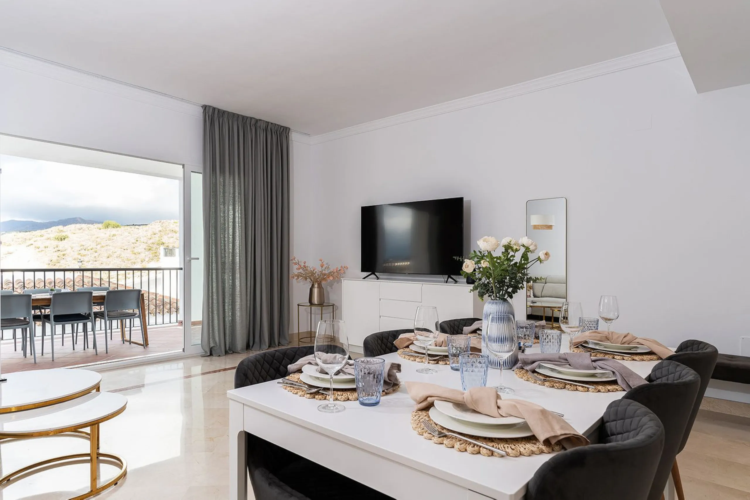 Apartment - Ground Floor Apartment в продаже в El Paraiso, Málaga. В доме 3 спален и 2 ванных комнат. Площадь дома 112 м². Площадь участка 10 м²