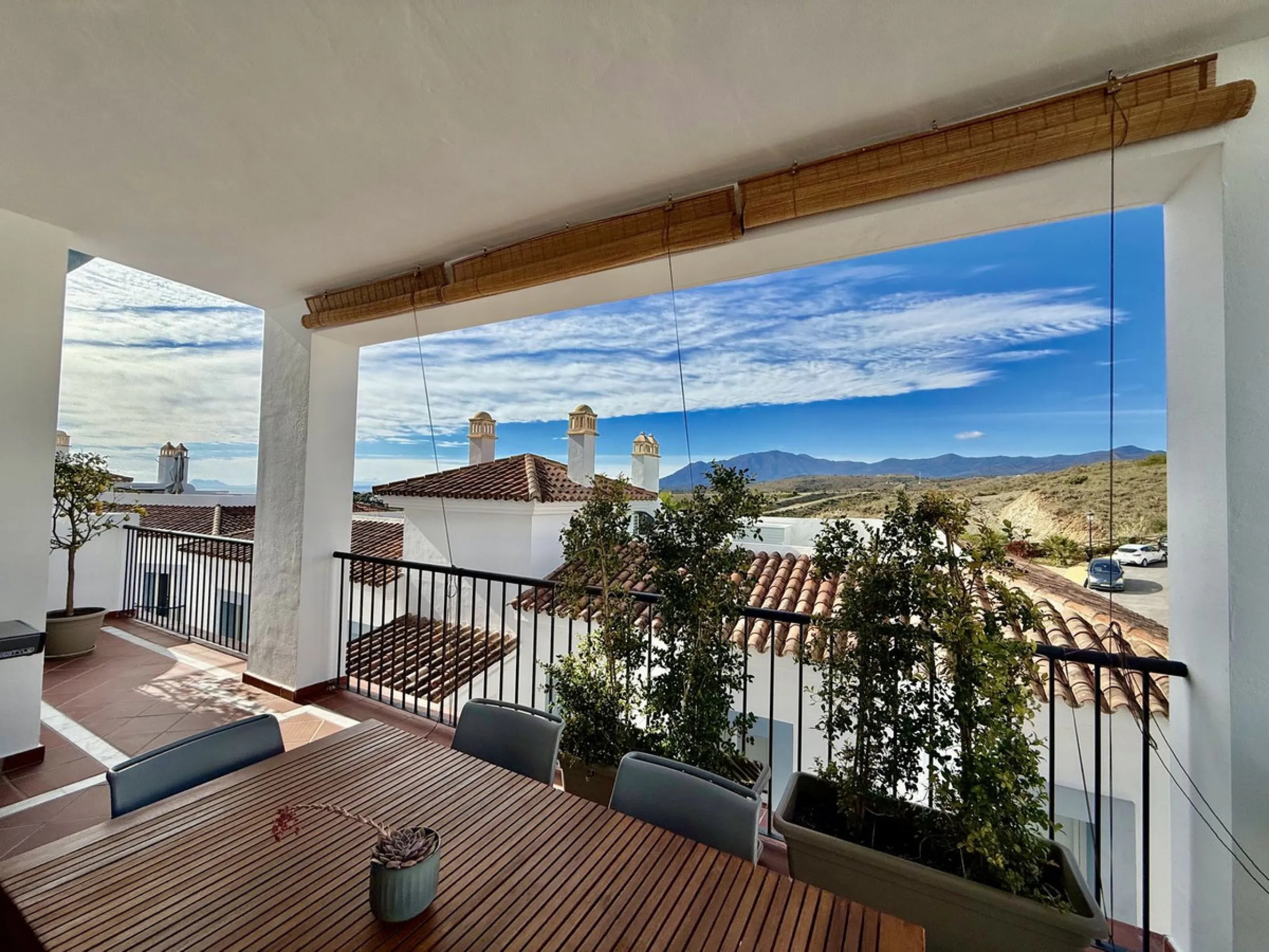 Apartment - Ground Floor Apartment в продаже в El Paraiso, Málaga. В доме 3 спален и 2 ванных комнат. Площадь дома 112 м². Площадь участка 10 м²