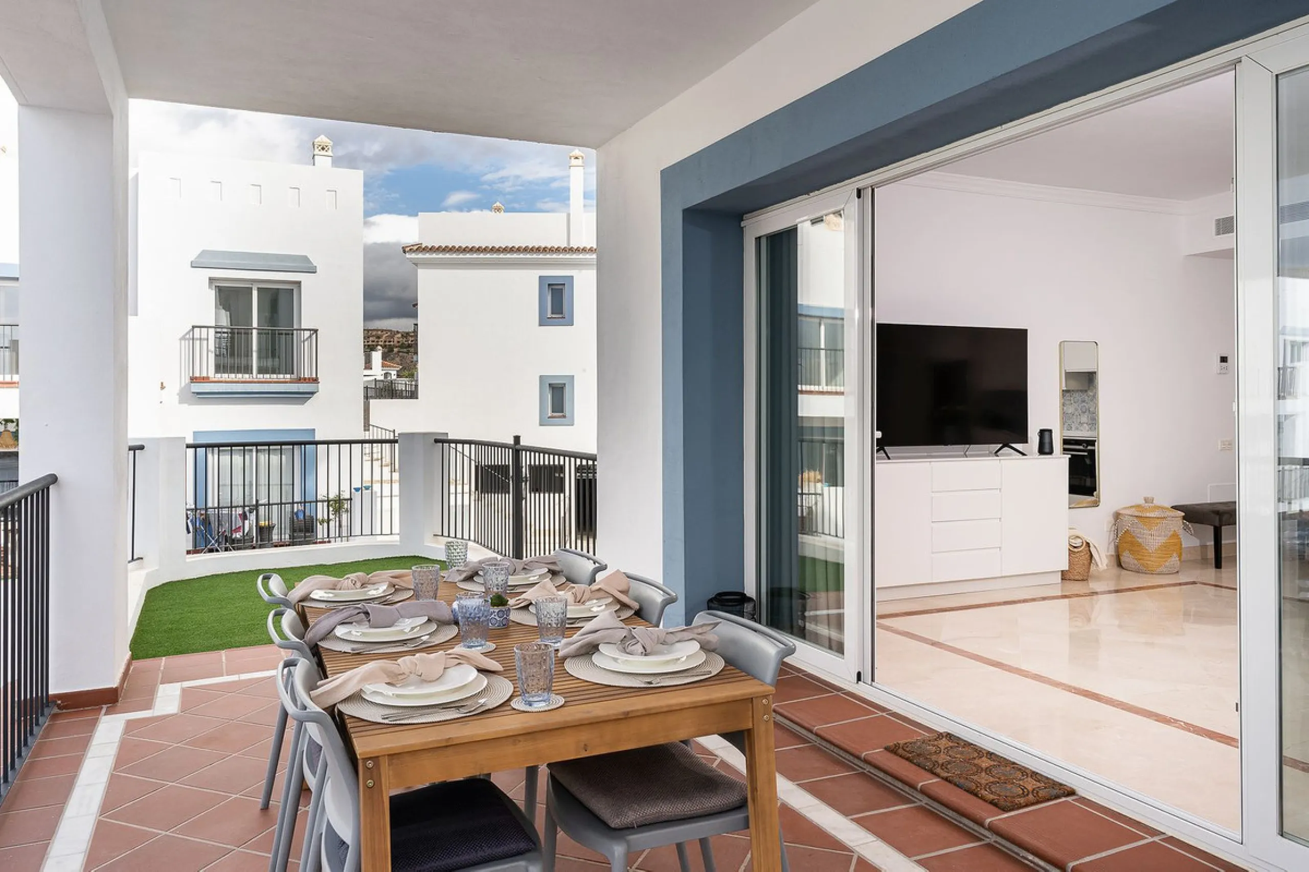 Apartment - Ground Floor Apartment в продаже в El Paraiso, Málaga. В доме 3 спален и 2 ванных комнат. Площадь дома 112 м². Площадь участка 10 м²