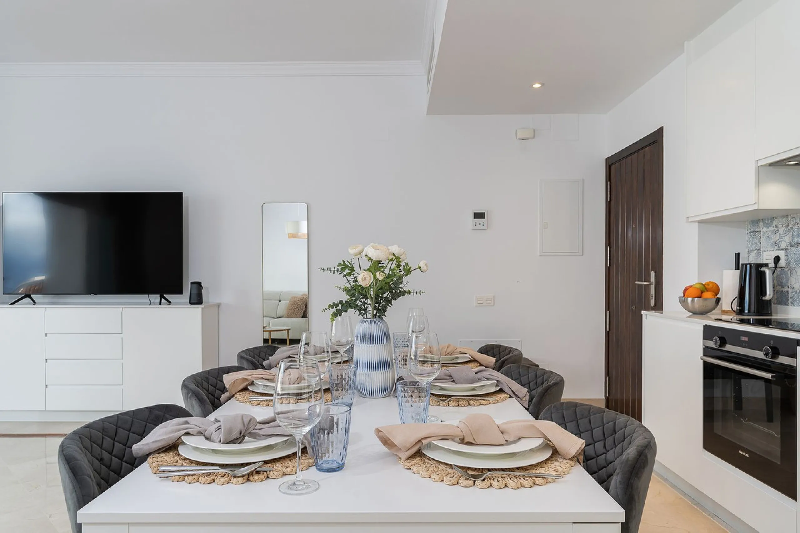 Apartment - Ground Floor Apartment в продаже в El Paraiso, Málaga. В доме 3 спален и 2 ванных комнат. Площадь дома 112 м². Площадь участка 10 м²
