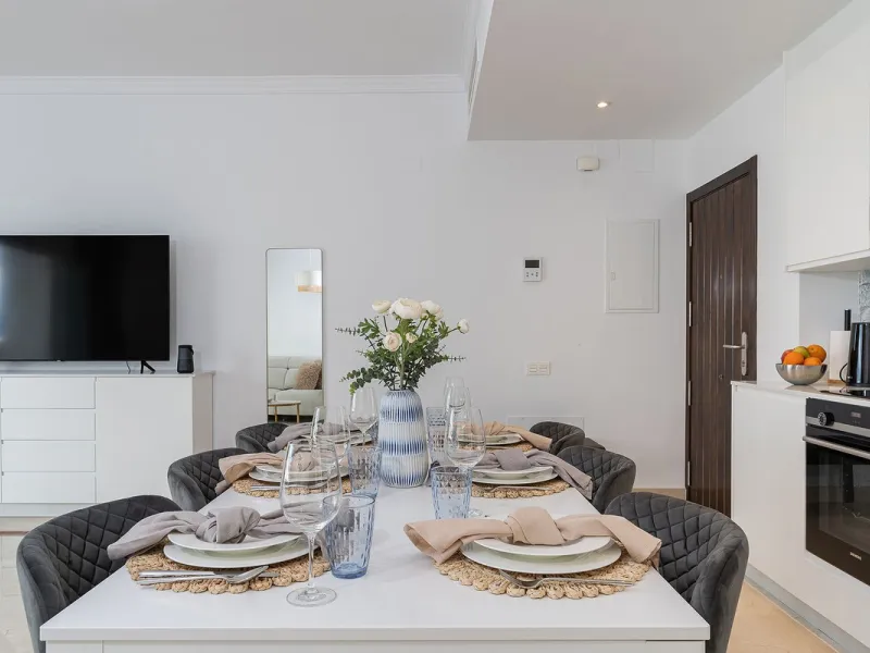 Apartment - Ground Floor Apartment в продаже в El Paraiso, Málaga. В доме 3 спален и 2 ванных комнат. Площадь дома 112 м². Площадь участка 10 м²