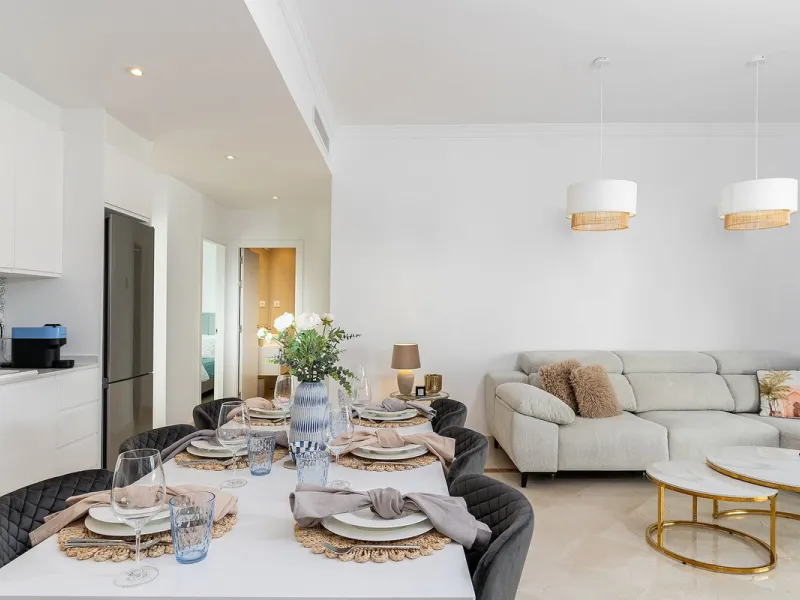 Apartment - Ground Floor Apartment в продаже в El Paraiso, Málaga. В доме 3 спален и 2 ванных комнат. Площадь дома 112 м². Площадь участка 10 м²