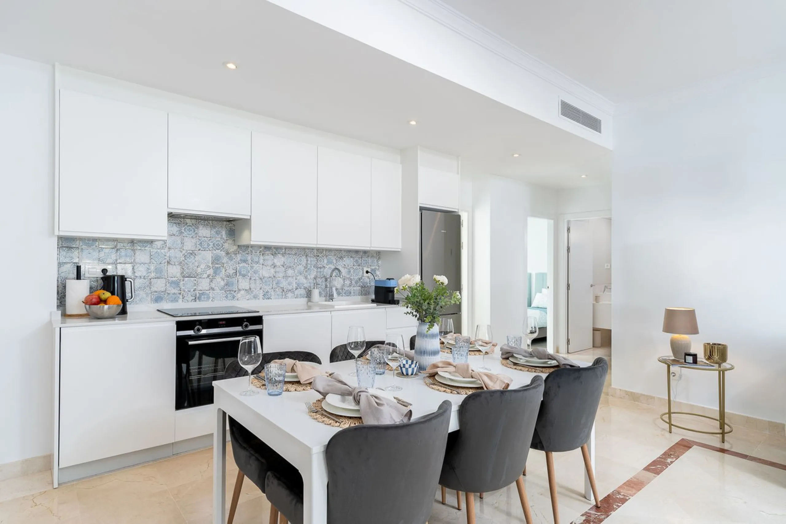 Apartment - Ground Floor Apartment в продаже в El Paraiso, Málaga. В доме 3 спален и 2 ванных комнат. Площадь дома 112 м². Площадь участка 10 м²