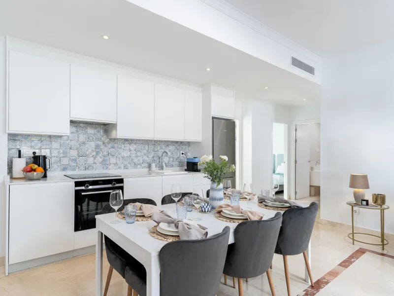 Apartment - Ground Floor Apartment в продаже в El Paraiso, Málaga. В доме 3 спален и 2 ванных комнат. Площадь дома 112 м². Площадь участка 10 м²