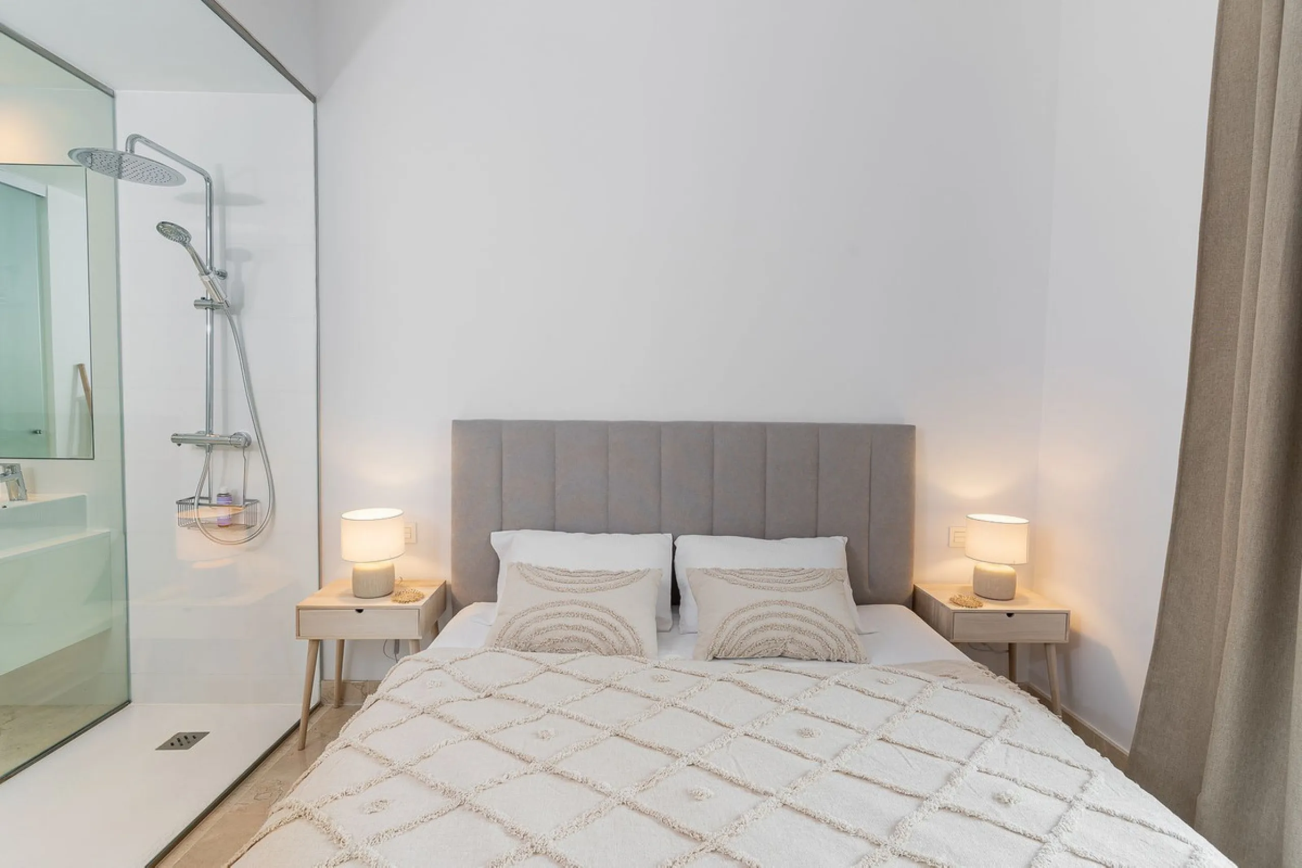 Apartment - Ground Floor Apartment в продаже в El Paraiso, Málaga. В доме 3 спален и 2 ванных комнат. Площадь дома 112 м². Площадь участка 10 м²