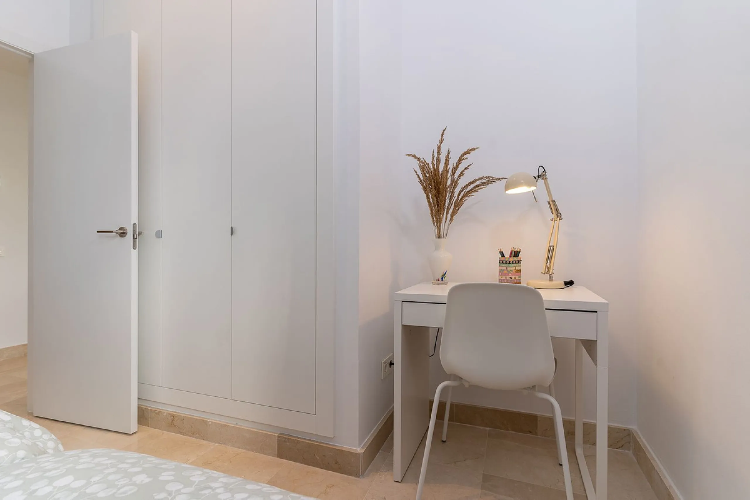 Apartment - Ground Floor Apartment в продаже в El Paraiso, Málaga. В доме 3 спален и 2 ванных комнат. Площадь дома 112 м². Площадь участка 10 м²