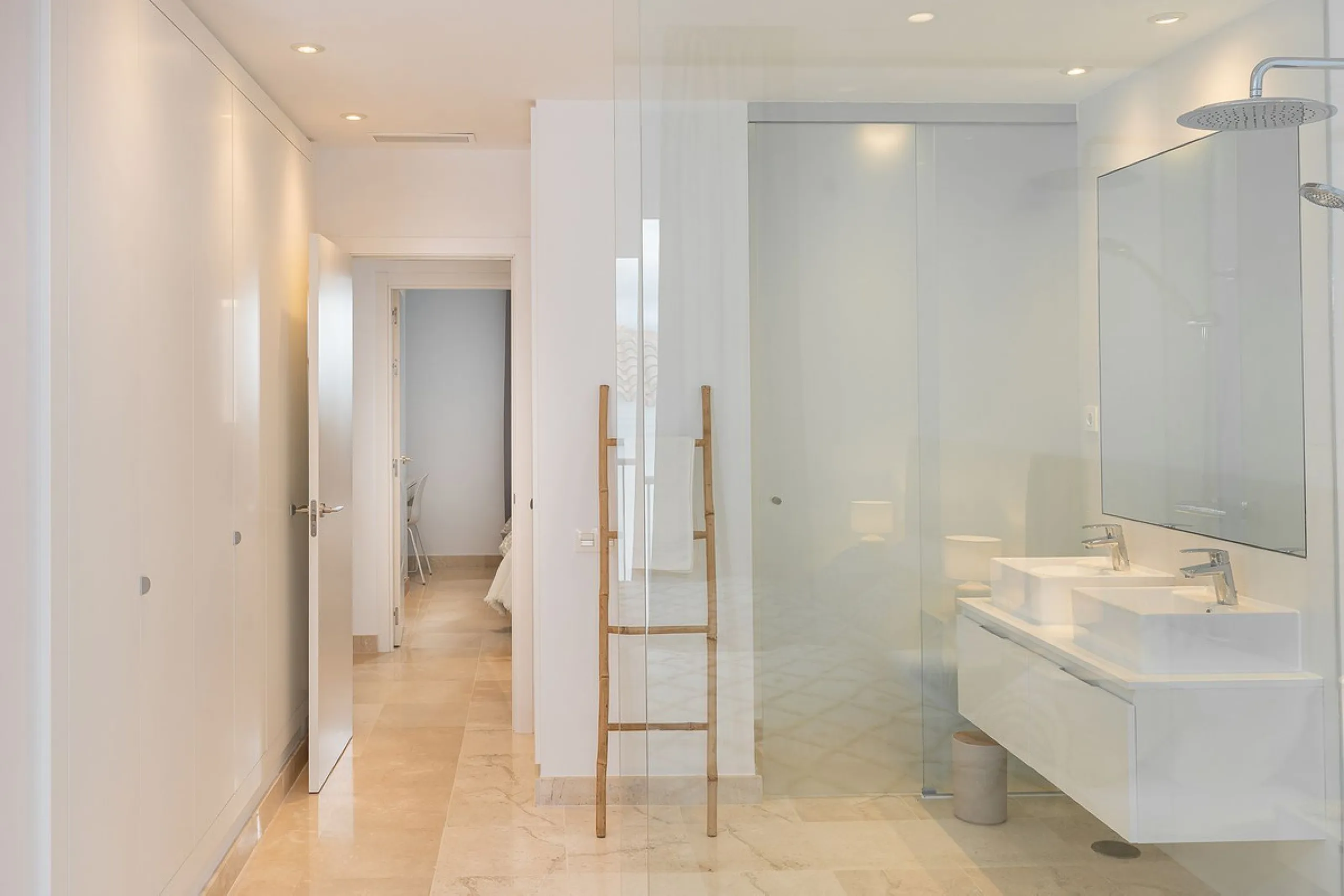 Apartment - Ground Floor Apartment в продаже в El Paraiso, Málaga. В доме 3 спален и 2 ванных комнат. Площадь дома 112 м². Площадь участка 10 м²