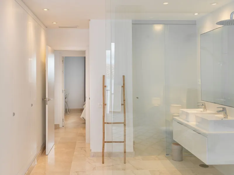 Apartment - Ground Floor Apartment в продаже в El Paraiso, Málaga. В доме 3 спален и 2 ванных комнат. Площадь дома 112 м². Площадь участка 10 м²