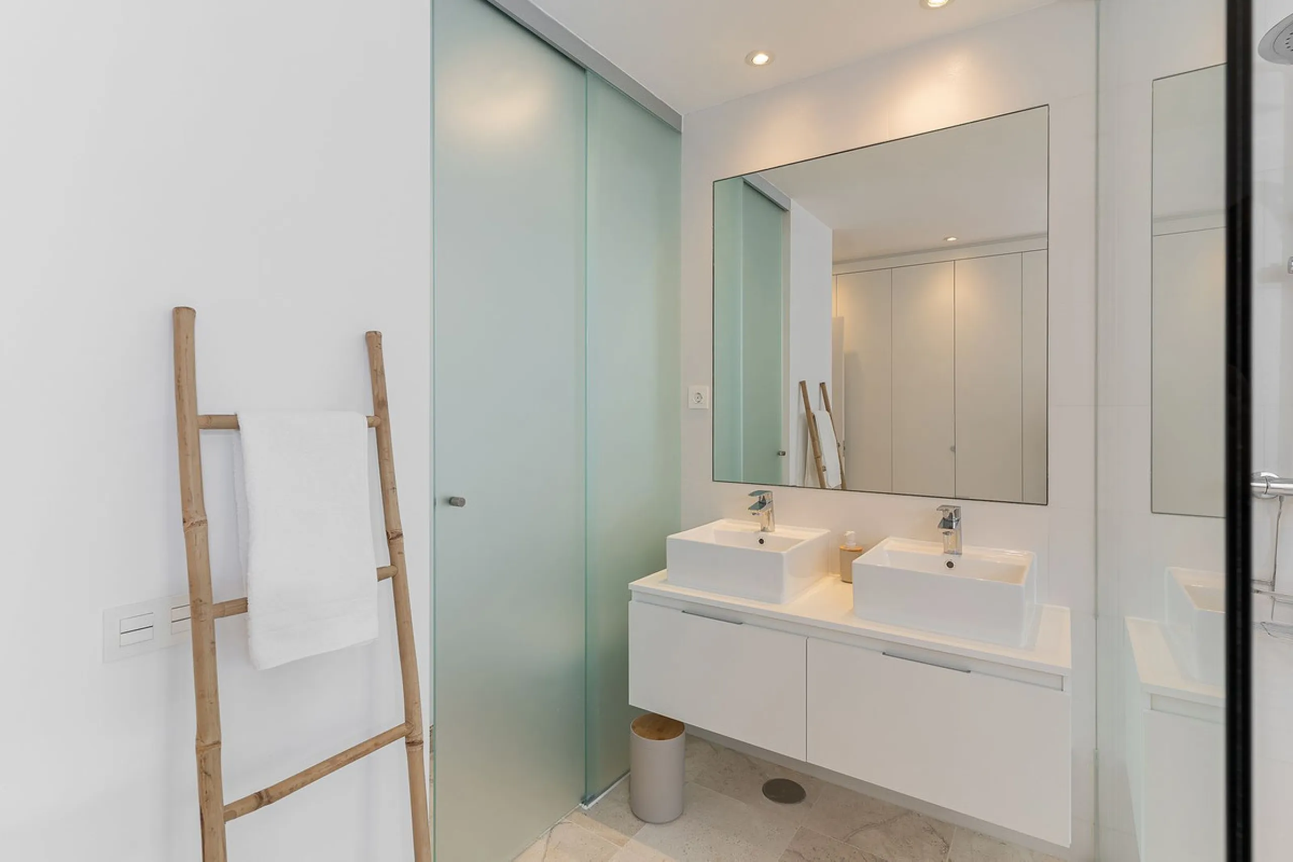 Apartment - Ground Floor Apartment в продаже в El Paraiso, Málaga. В доме 3 спален и 2 ванных комнат. Площадь дома 112 м². Площадь участка 10 м²