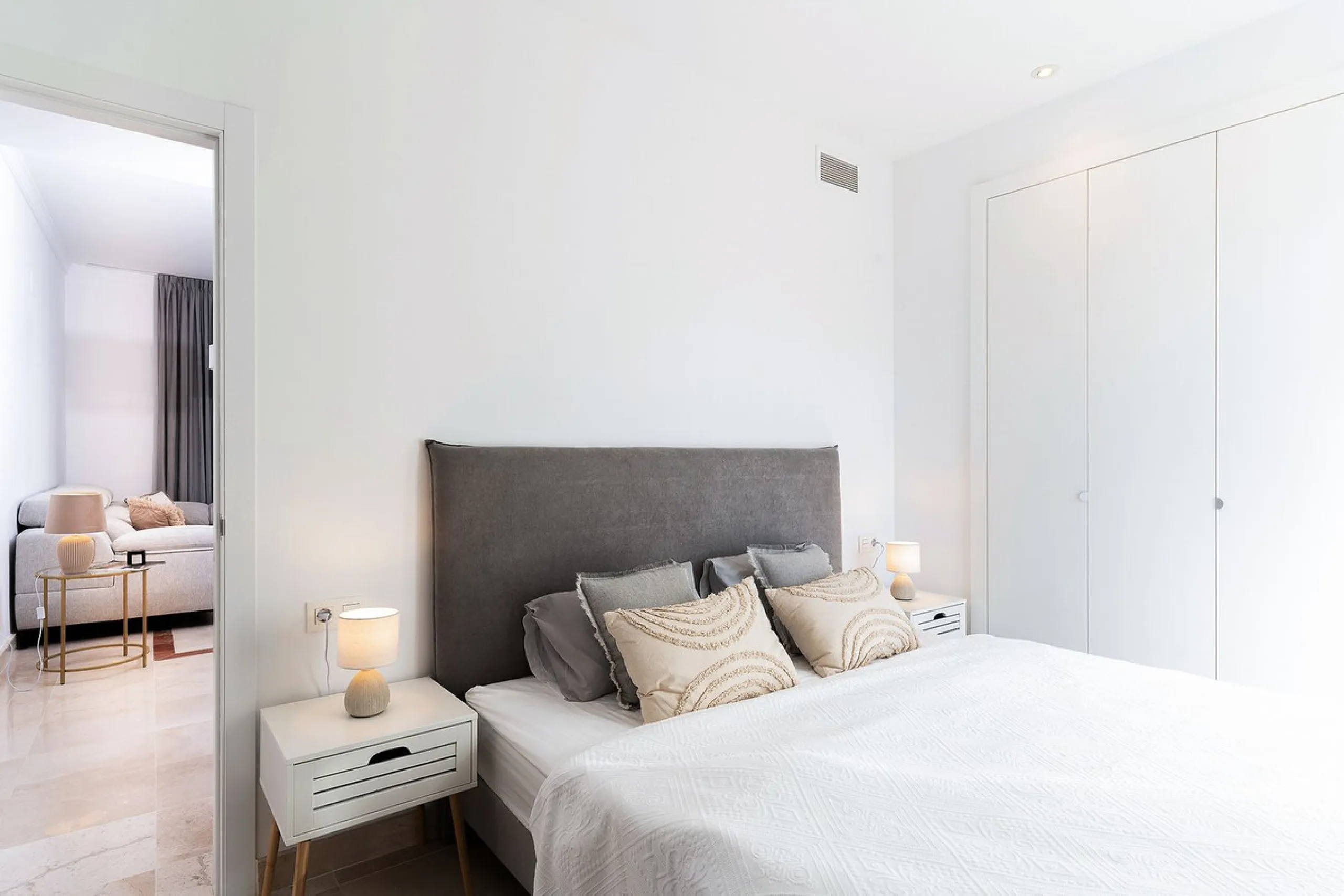 Apartment - Ground Floor Apartment в продаже в El Paraiso, Málaga. В доме 3 спален и 2 ванных комнат. Площадь дома 112 м². Площадь участка 10 м²