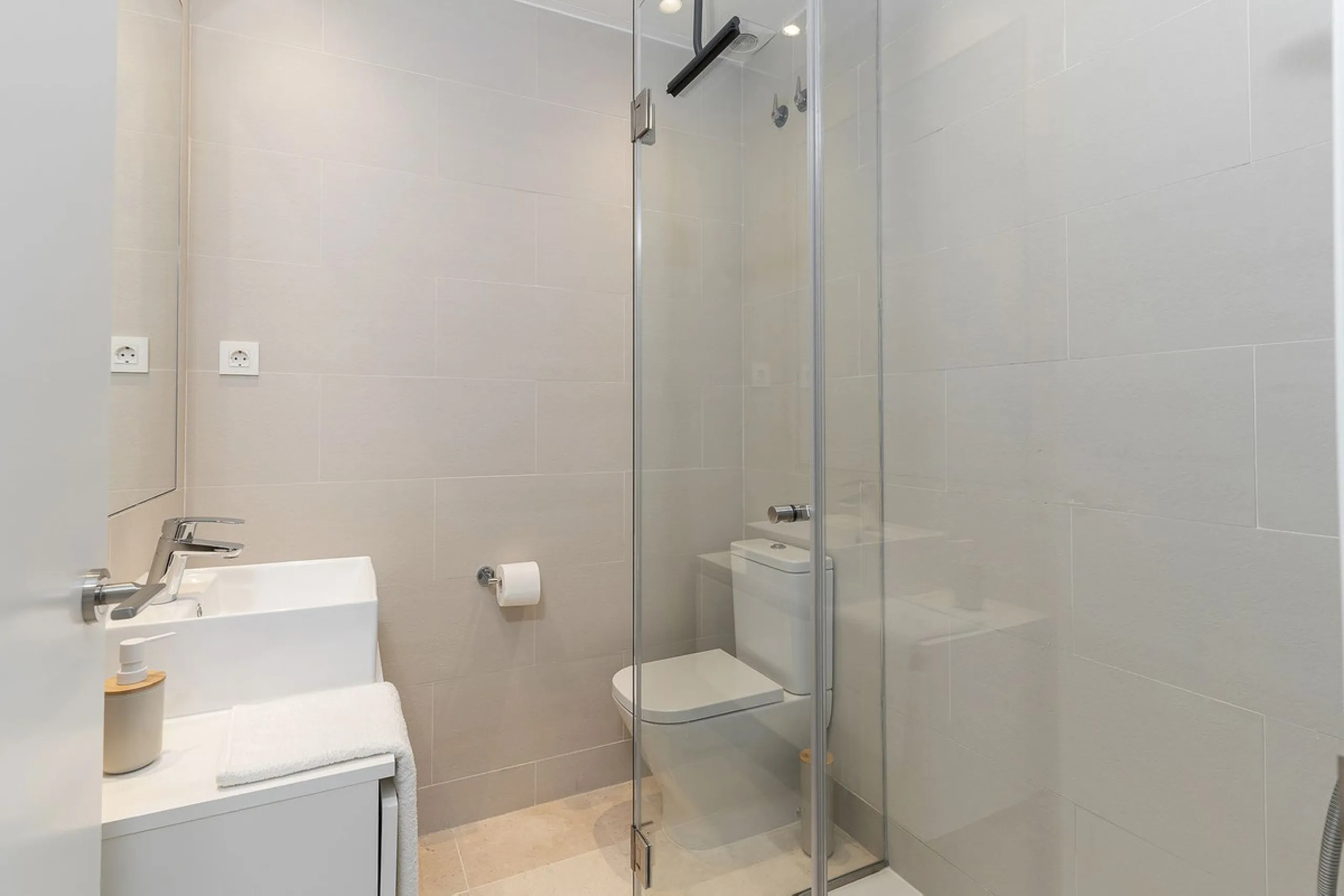 Apartment - Ground Floor Apartment в продаже в El Paraiso, Málaga. В доме 3 спален и 2 ванных комнат. Площадь дома 112 м². Площадь участка 10 м²