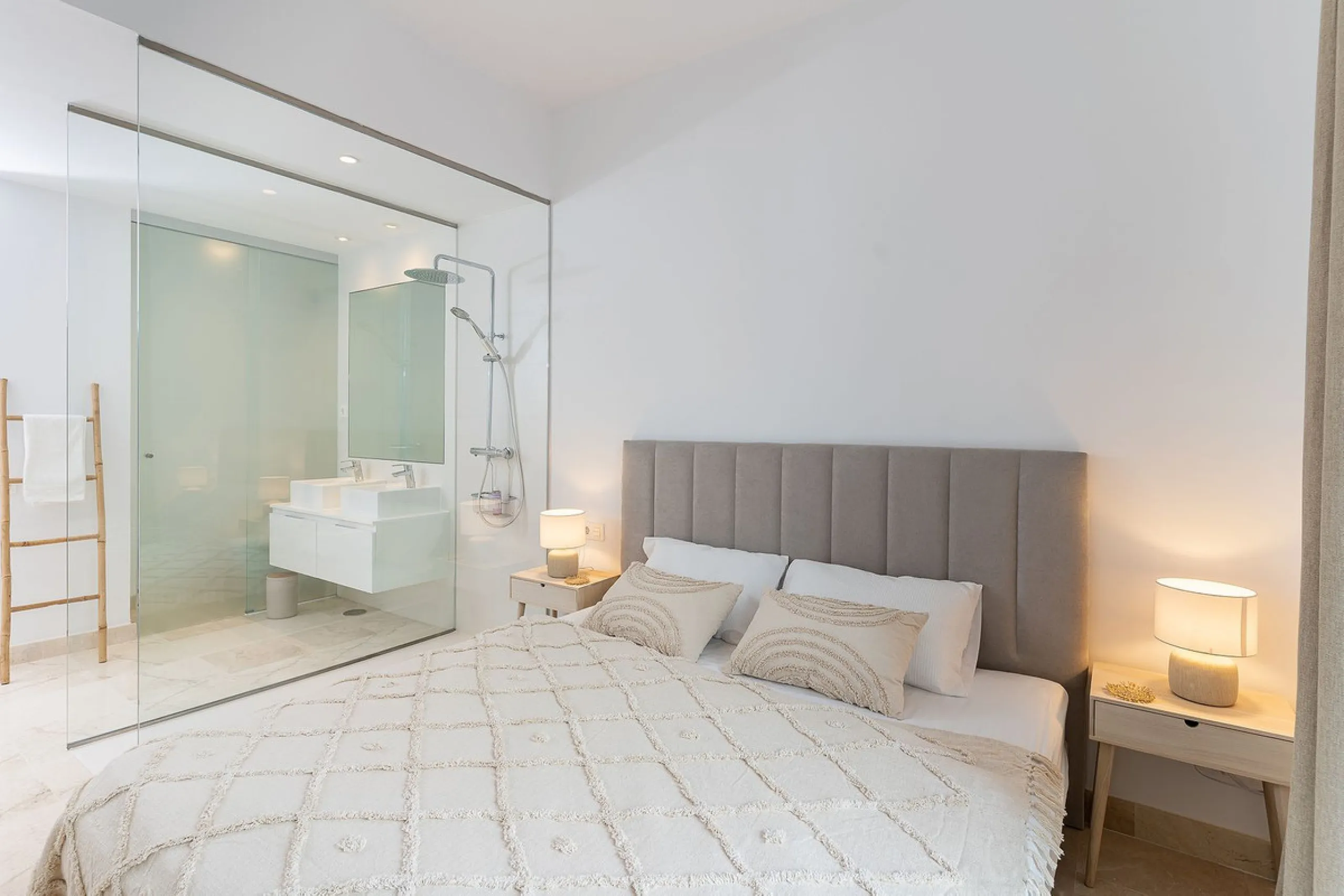 Apartment - Ground Floor Apartment в продаже в El Paraiso, Málaga. В доме 3 спален и 2 ванных комнат. Площадь дома 112 м². Площадь участка 10 м²