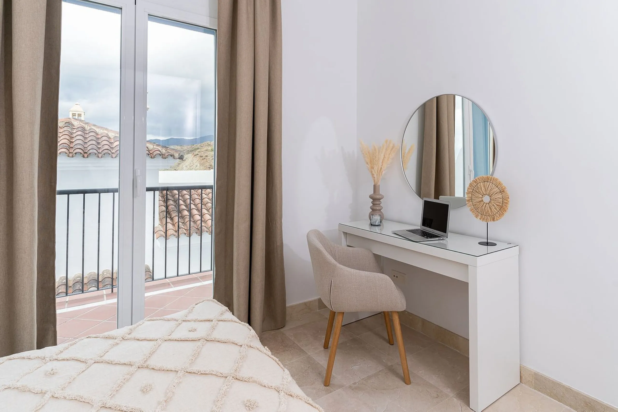 Apartment - Ground Floor Apartment в продаже в El Paraiso, Málaga. В доме 3 спален и 2 ванных комнат. Площадь дома 112 м². Площадь участка 10 м²