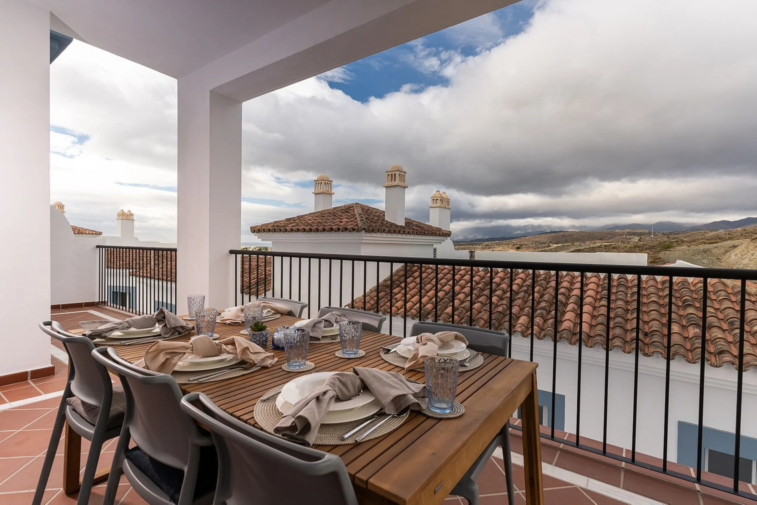 Apartment - Ground Floor Apartment в продаже в El Paraiso, Málaga. В доме 3 спален и 2 ванных комнат. Площадь дома 112 м². Площадь участка 10 м²
