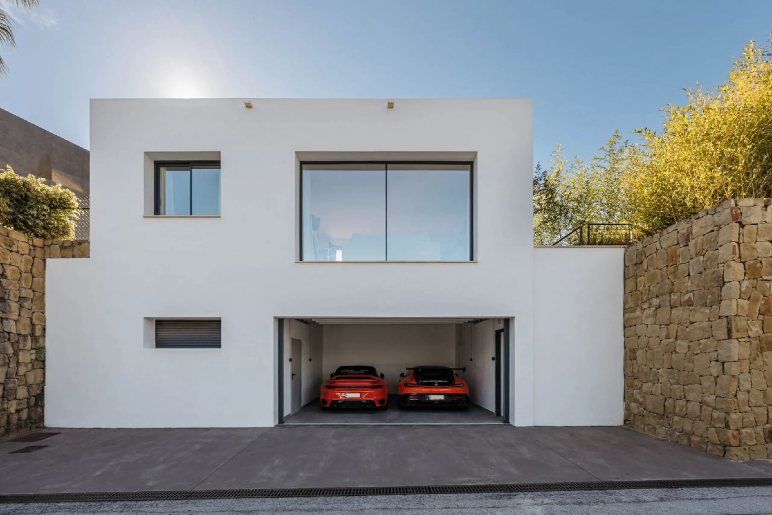 Designed by a distinguished architect, this villa is spread over two levels with an impressive built area. It features five luxurious bedrooms, each with its ensuite bathroom, an additional guest toilet, and a guest apartment that matches the main villa's