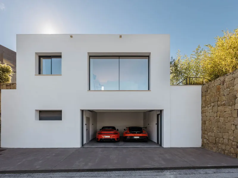 Designed by a distinguished architect, this villa is spread over two levels with an impressive built area. It features five luxurious bedrooms, each with its ensuite bathroom, an additional guest toilet, and a guest apartment that matches the main villa's