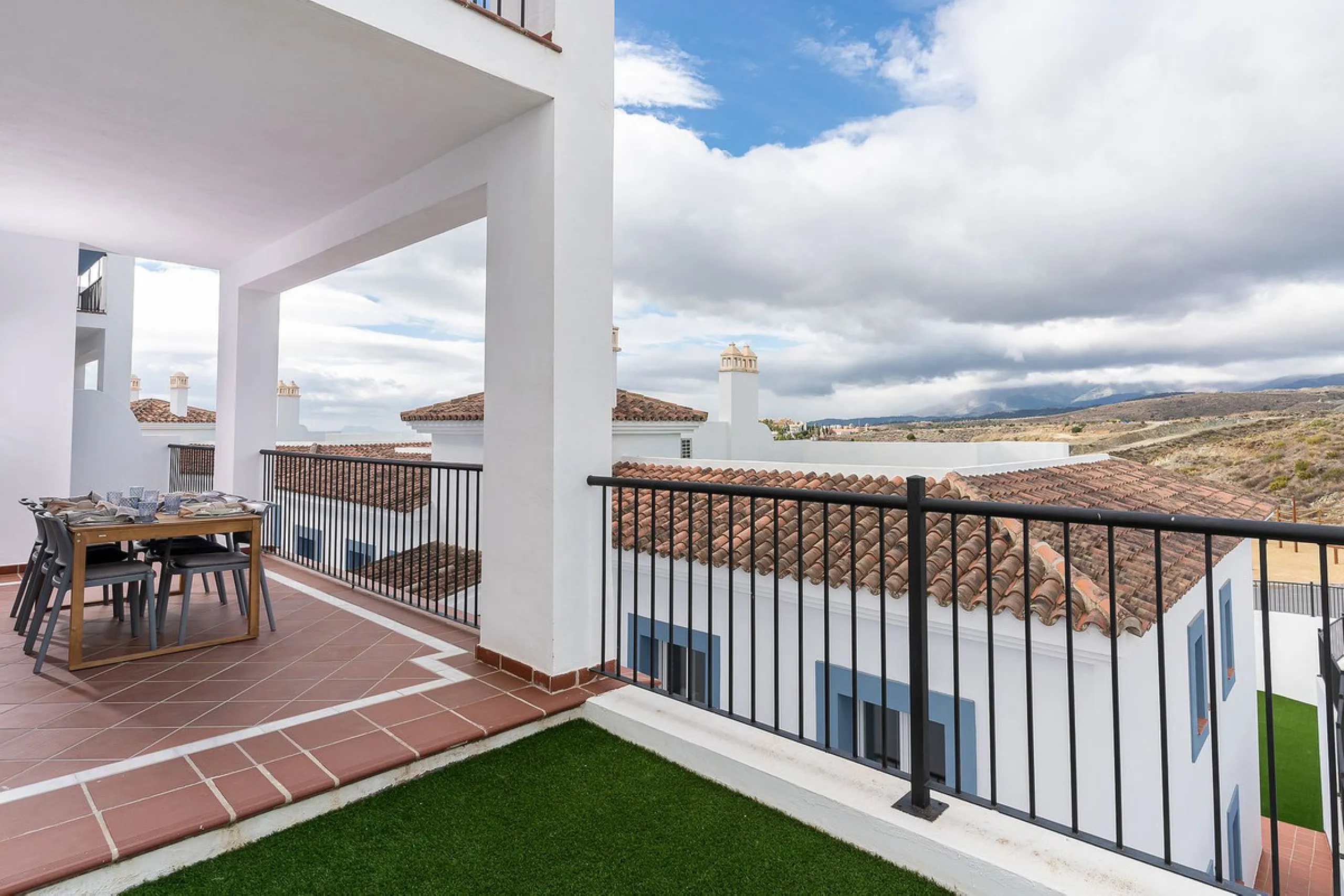 Apartment - Ground Floor Apartment в продаже в El Paraiso, Málaga. В доме 3 спален и 2 ванных комнат. Площадь дома 112 м². Площадь участка 10 м²