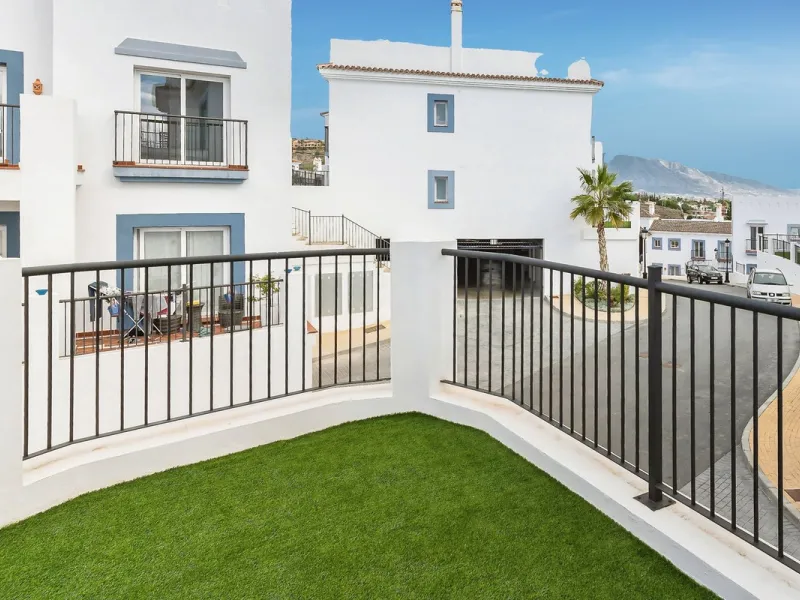Apartment - Ground Floor Apartment в продаже в El Paraiso, Málaga. В доме 3 спален и 2 ванных комнат. Площадь дома 112 м². Площадь участка 10 м²