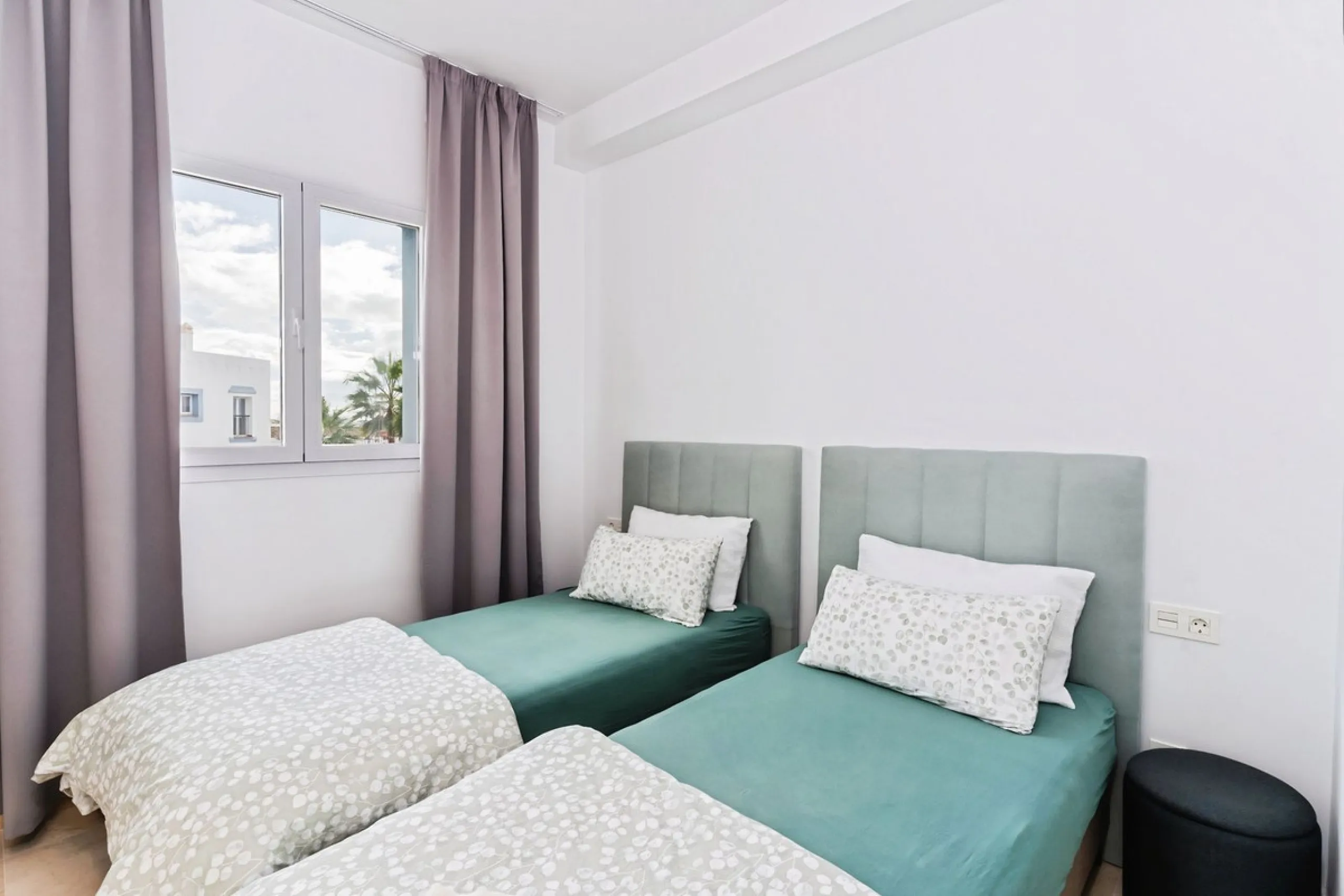 Apartment - Ground Floor Apartment в продаже в El Paraiso, Málaga. В доме 3 спален и 2 ванных комнат. Площадь дома 112 м². Площадь участка 10 м²