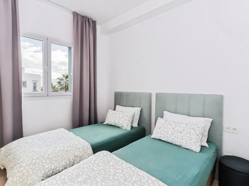 Apartment - Ground Floor Apartment в продаже в El Paraiso, Málaga. В доме 3 спален и 2 ванных комнат. Площадь дома 112 м². Площадь участка 10 м²