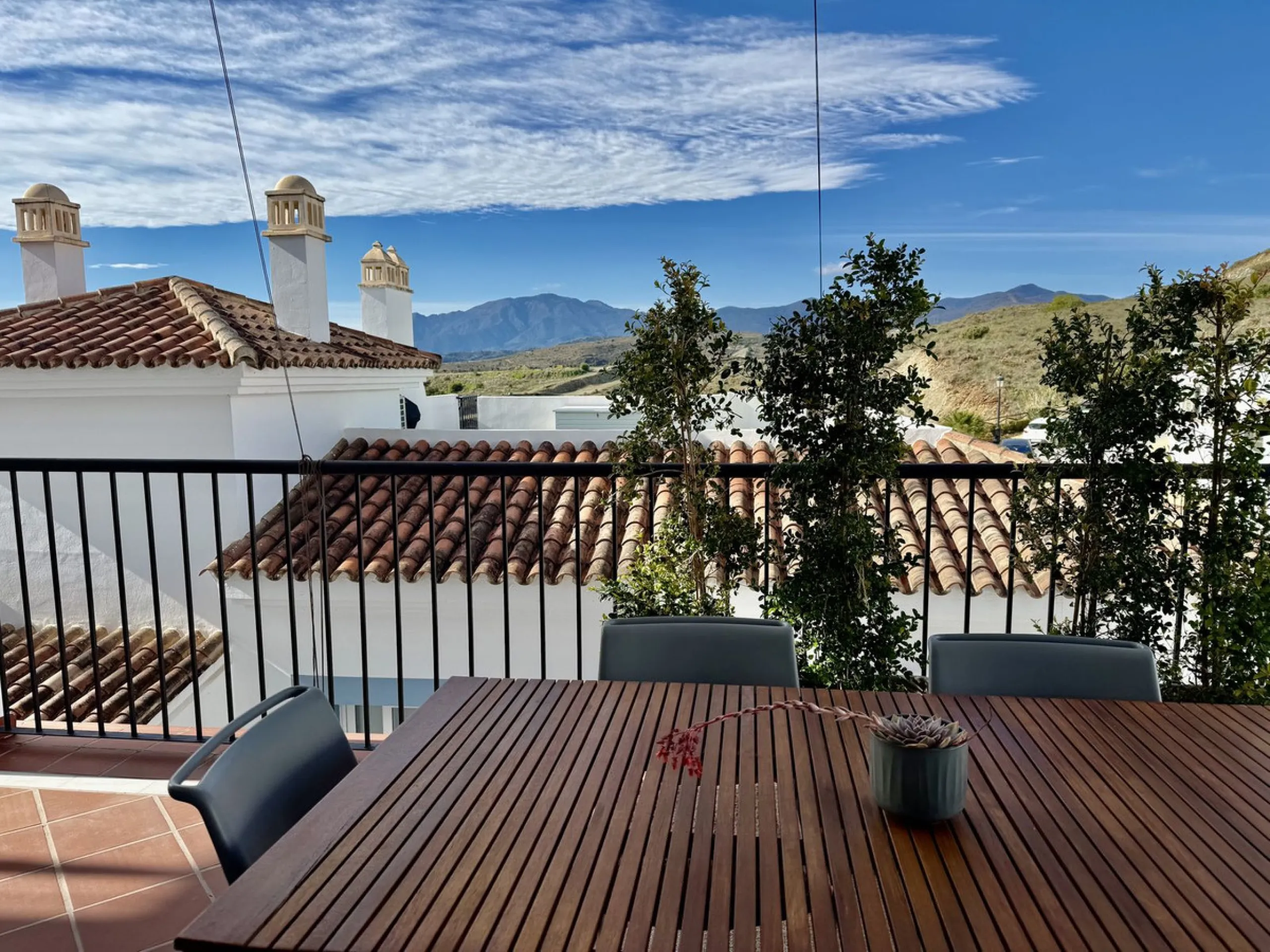 Apartment - Ground Floor Apartment в продаже в El Paraiso, Málaga. В доме 3 спален и 2 ванных комнат. Площадь дома 112 м². Площадь участка 10 м²