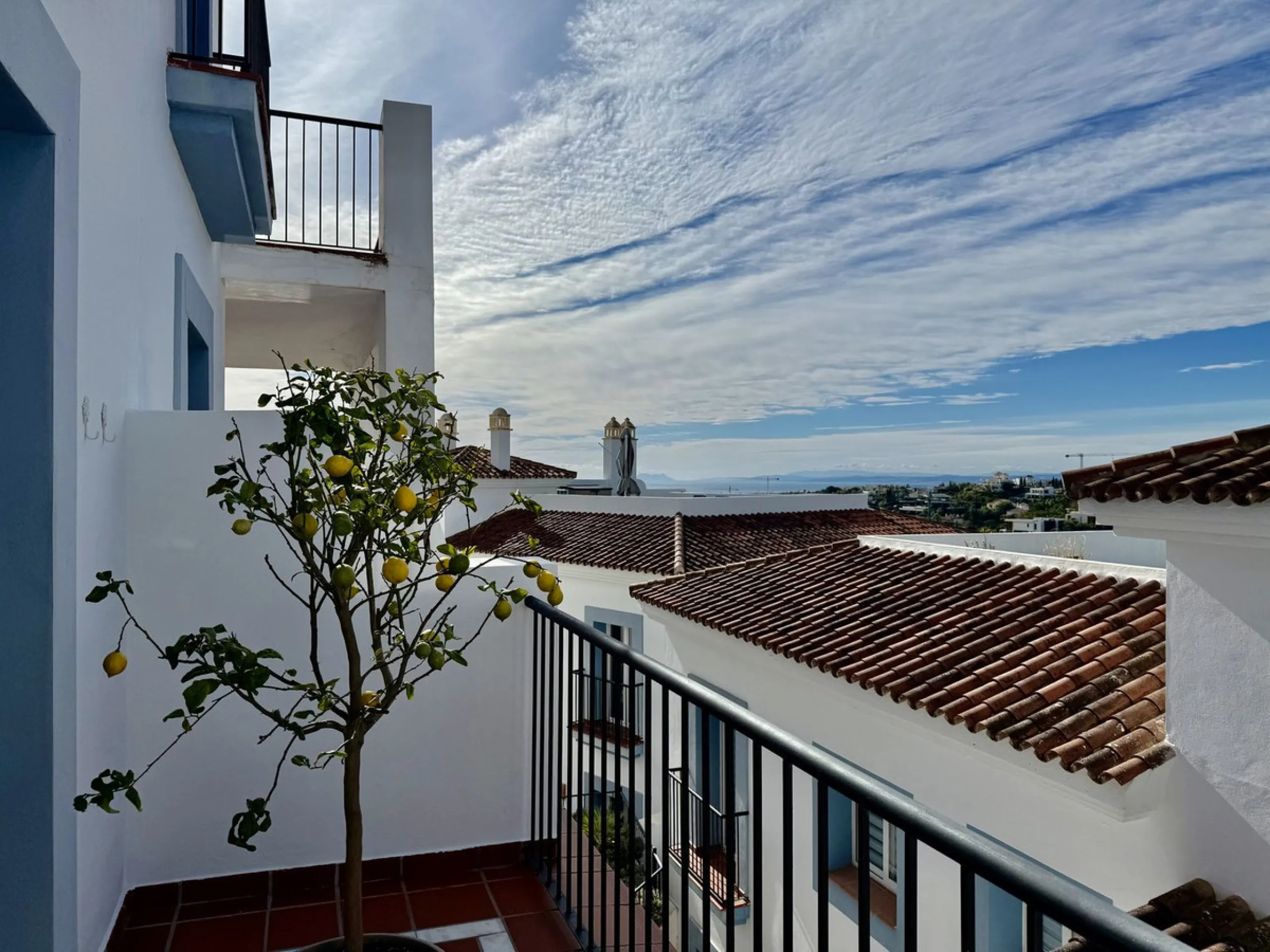 Apartment - Ground Floor Apartment в продаже в El Paraiso, Málaga. В доме 3 спален и 2 ванных комнат. Площадь дома 112 м². Площадь участка 10 м²