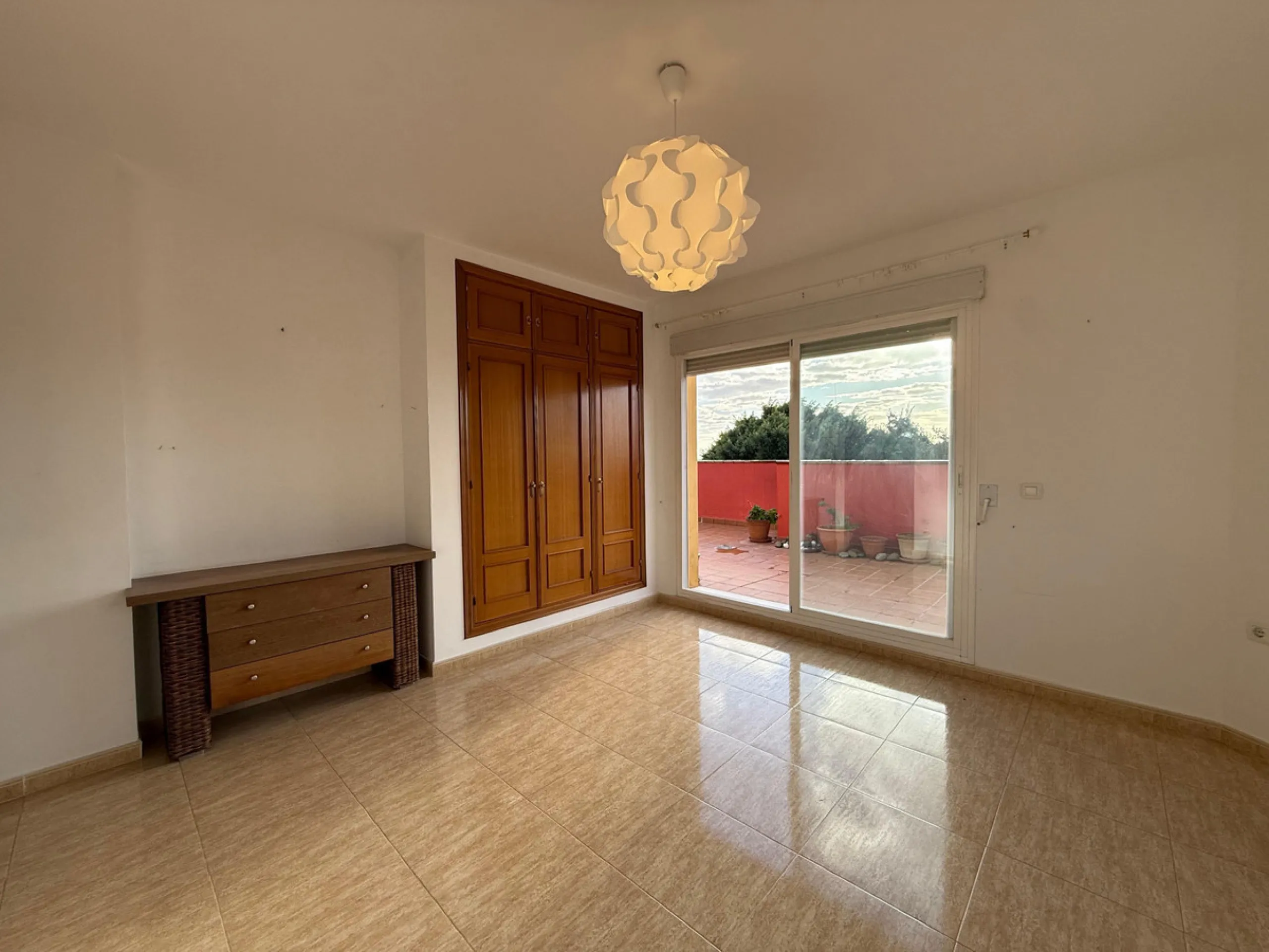Apartment - Penthouse в продаже в Marbella, Málaga. В доме 3 спален и 2 ванных комнат. Площадь дома 165 м²