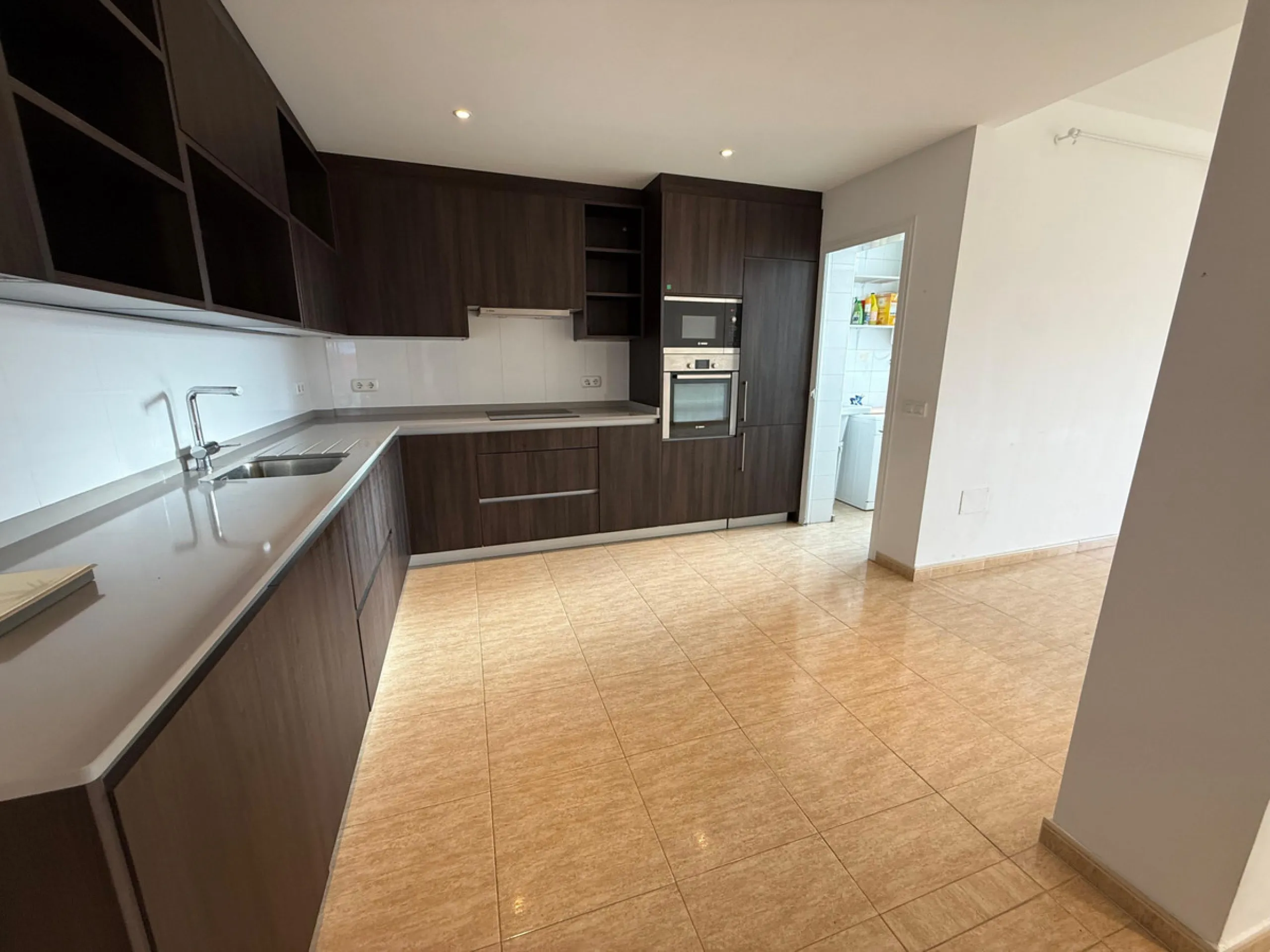 Apartment - Penthouse в продаже в Marbella, Málaga. В доме 3 спален и 2 ванных комнат. Площадь дома 165 м²