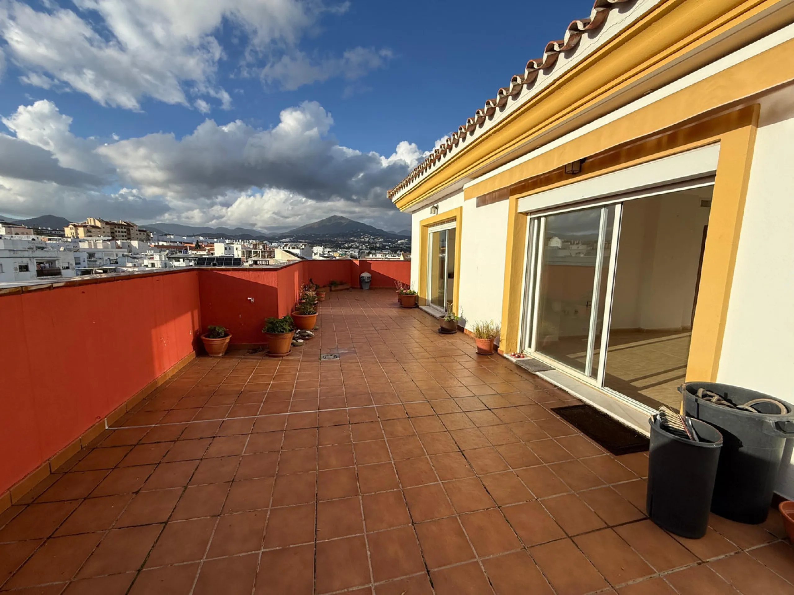 Apartment - Penthouse в продаже в Marbella, Málaga. В доме 3 спален и 2 ванных комнат. Площадь дома 165 м²